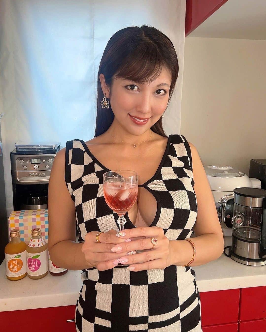 神谷麻美さんのインスタグラム写真 - (神谷麻美Instagram)「#フルリア の贅沢に果実を使用したフルーティーで甘めな みかん、もも、ざくろのお酒だよ🥰🍸💖✨️  すごく美味しいっ💖✨️ 本当にリッチなフルーツの味わいっ🍓🍑🍊💖✨️  美味しいから、ロックで飲むのが好き🍸💖✨️  まるでフルーツを食べているよう🍊❤️✨️  PR @kunizakari_official #fruilia #kunizakari #中埜酒造 #みかんのお酒 #もものお酒 #ざくろのお酒」12月2日 17時18分 - asamice428