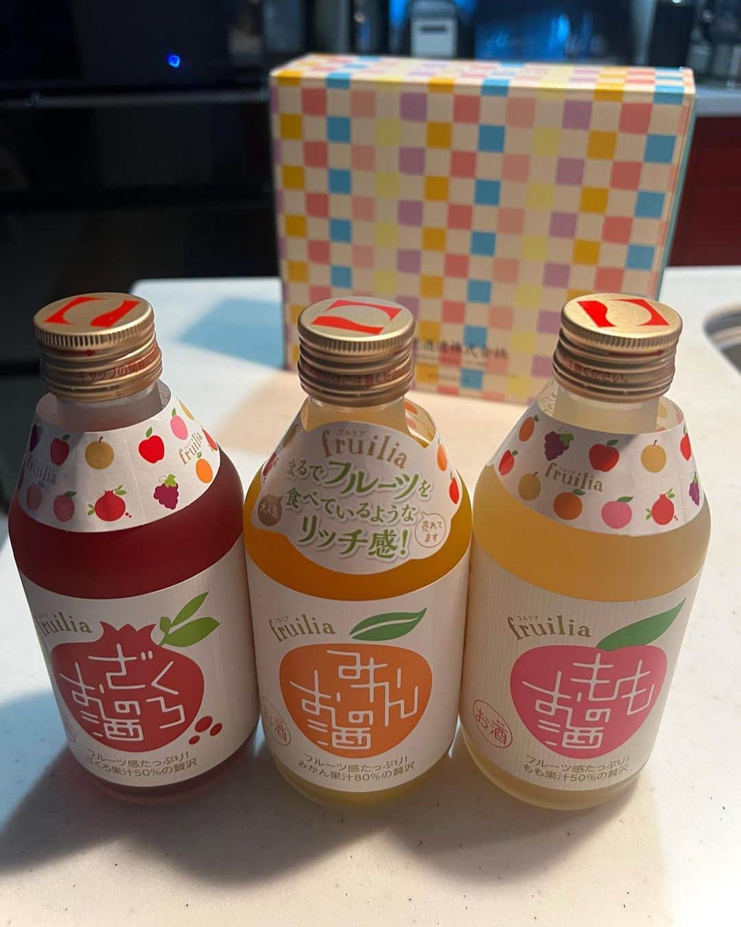 神谷麻美さんのインスタグラム写真 - (神谷麻美Instagram)「#フルリア の贅沢に果実を使用したフルーティーで甘めな みかん、もも、ざくろのお酒だよ🥰🍸💖✨️  すごく美味しいっ💖✨️ 本当にリッチなフルーツの味わいっ🍓🍑🍊💖✨️  美味しいから、ロックで飲むのが好き🍸💖✨️  まるでフルーツを食べているよう🍊❤️✨️  PR @kunizakari_official #fruilia #kunizakari #中埜酒造 #みかんのお酒 #もものお酒 #ざくろのお酒」12月2日 17時18分 - asamice428