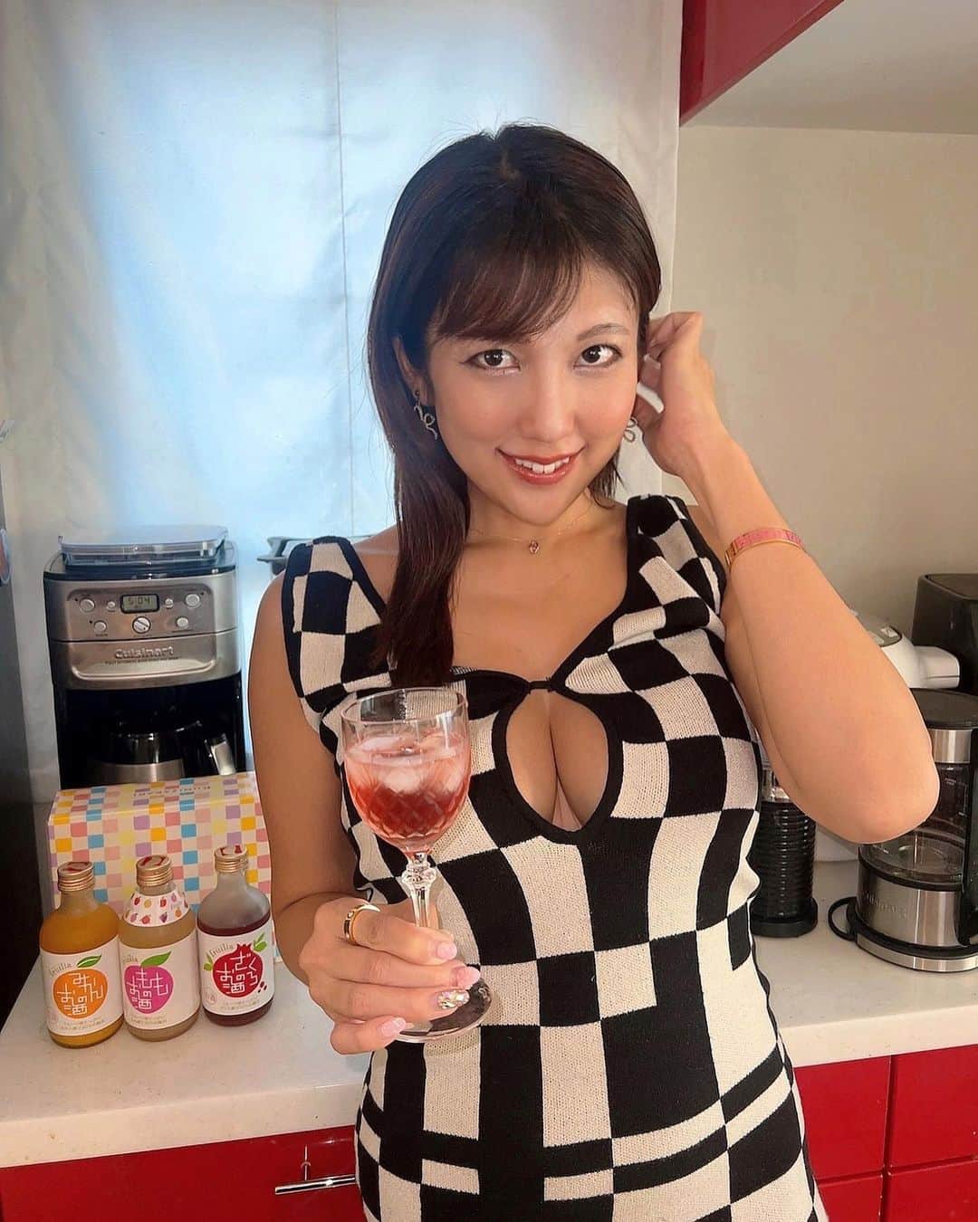 神谷麻美さんのインスタグラム写真 - (神谷麻美Instagram)「#フルリア の贅沢に果実を使用したフルーティーで甘めな みかん、もも、ざくろのお酒だよ🥰🍸💖✨️  すごく美味しいっ💖✨️ 本当にリッチなフルーツの味わいっ🍓🍑🍊💖✨️  美味しいから、ロックで飲むのが好き🍸💖✨️  まるでフルーツを食べているよう🍊❤️✨️  PR @kunizakari_official #fruilia #kunizakari #中埜酒造 #みかんのお酒 #もものお酒 #ざくろのお酒」12月2日 17時18分 - asamice428
