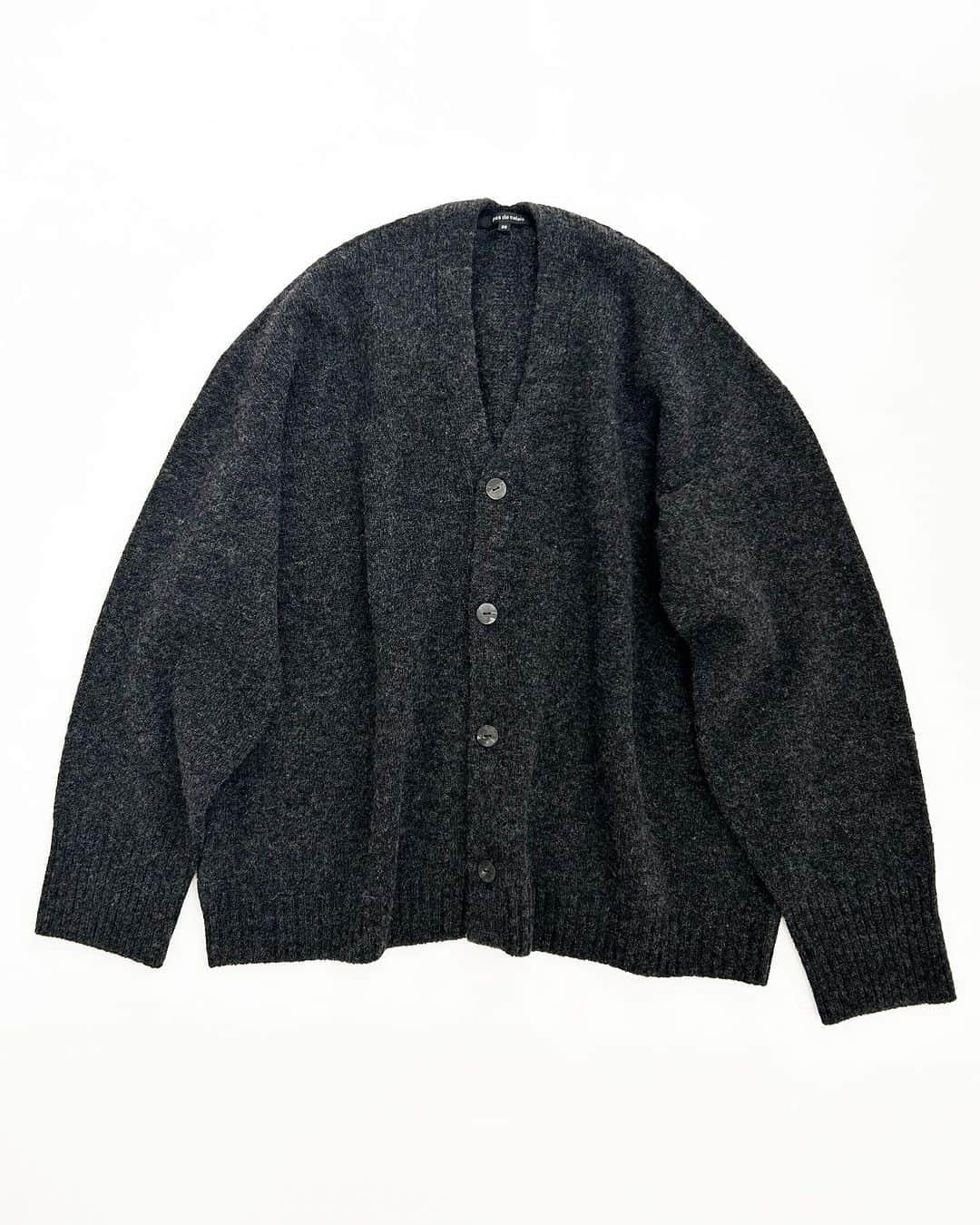 pas de calais -パドカレ-のインスタグラム：「•  pas de calais  軽くて柔らかくふんわりとした素材感のカーディガン。  •Cardigan (No.2437) Ivory, Charcoal, Beige 30,800yen (Online Storeは12/13(水)18:00〜の発売予定)  @pasdecalais_story   #pasdecalais  #pasdecalais_offical_jp  #パドカレ #capsulecollection  #knit #cardigan #23aw」