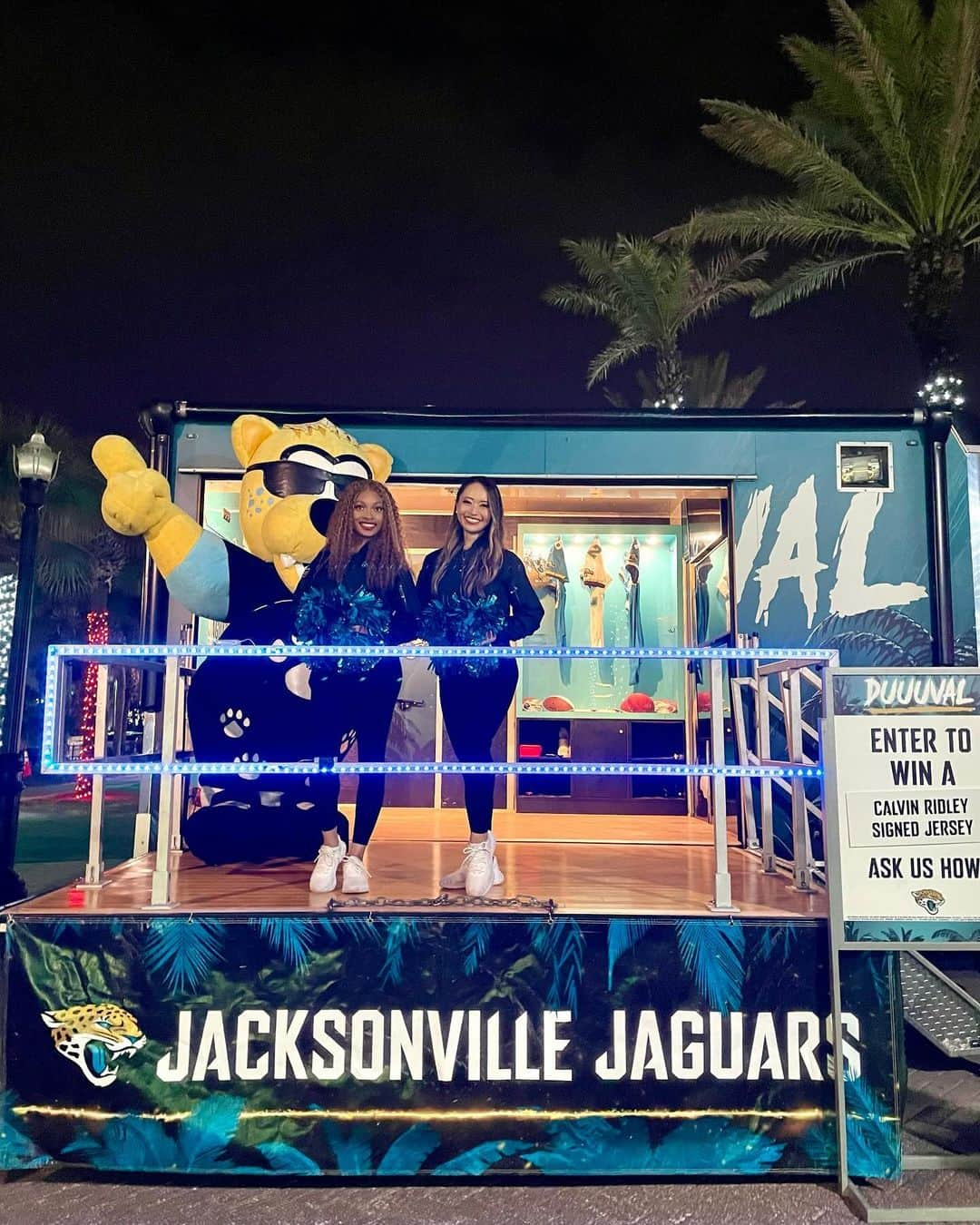 本田景子のインスタグラム：「Hello December!!🎅 and Countdown to the MNF🏈✨ 3 more nights💫  Can't wait!!!!!!🤩❤️‍🔥  #nflcheerleaders #jaguars #jacksonville #florida #ジャガーズ #本田景子 #keikohonda #mnf」