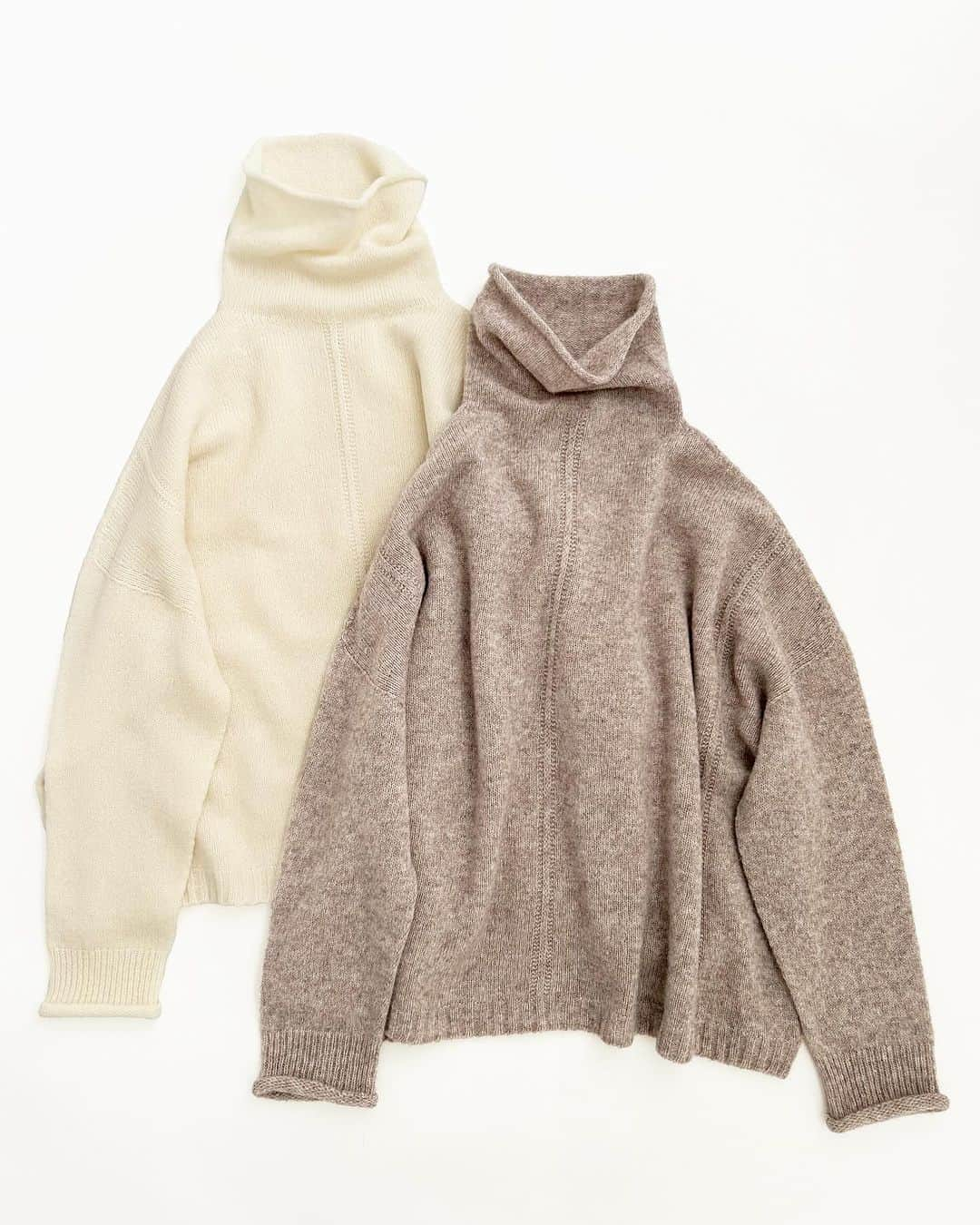 pas de calais -パドカレ-のインスタグラム：「•  pas de calais  心地良い首周りのタートルニット。  •Knit (No.2436) Ivory, Charcoal, Beige 28,600yen (Online Storeは12/13(水)18:00〜の発売予定)  @pasdecalais_story   #pasdecalais  #pasdecalais_offical_jp  #パドカレ #capsulecollection  #knit #23aw」