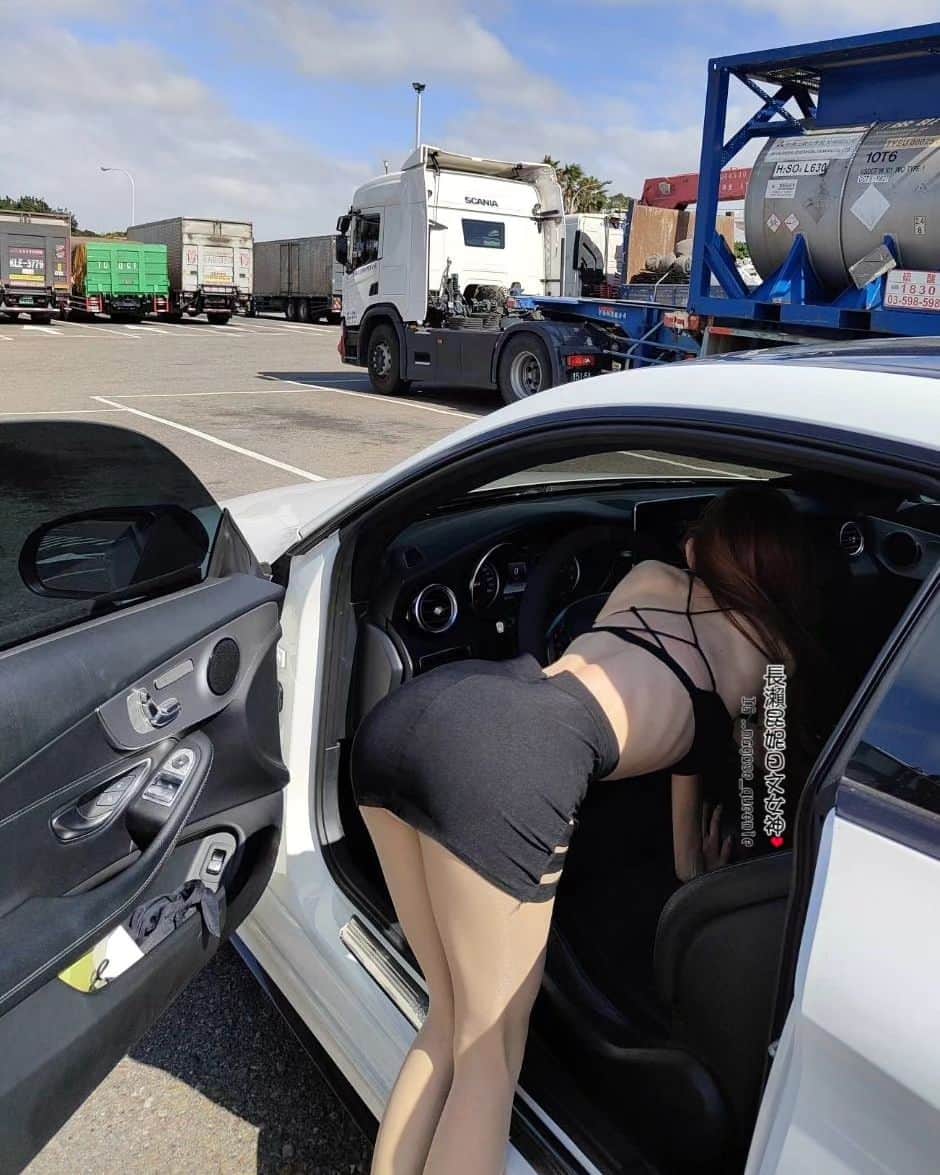 クィニーさんのインスタグラム写真 - (クィニーInstagram)「別問我會不會開車 要問我想不想上車❤️❤️  #長瀨昆妮日文女神  #全台最性感日文老師  #全台最辣日文老師  #12/23寫真書簽書會」12月2日 11時50分 - nagase_queenie