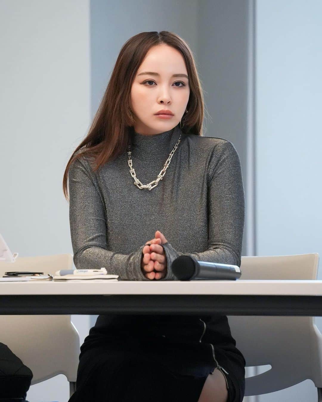 辻沢由有（BIANCA CLNIC 表参道院 院長）さんのインスタグラム写真 - (辻沢由有（BIANCA CLNIC 表参道院 院長）Instagram)「👩‍🏫✏️  社員総会の「Annual think tank meeting」にて 座長をした時の様子。  1枚めの写真で、口角ボトックス打とうと決意しました☹️  あと不意打ちの写真ってとても参考になるなと思った。  真剣に先生たちの話を聞いていて、怖い顔なんてしてる つもりなかったのにすごい無表情（怒ってる？笑）だし、 普段自分が見る「自分の顔」って考えてみると 鏡の前や写真のキメ顔なことがほとんどだから。  時にアプリから離れ、（笑） 不意打ちの写真で現実を受けとめ 理想に近づけるように施術内容決めるのって すごく理にかなってますね。  あとは自分の想像以上に意識的に口角あげなきゃ ダメだなって思いました😋  という、自戒の意味も込めて投稿（笑）  #社員総会」12月2日 11時53分 - i_am_yuu__