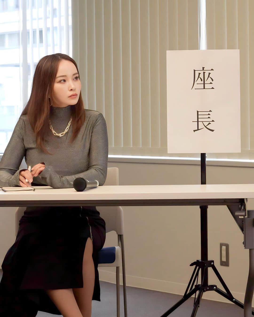 辻沢由有（BIANCA CLNIC 表参道院 院長）さんのインスタグラム写真 - (辻沢由有（BIANCA CLNIC 表参道院 院長）Instagram)「👩‍🏫✏️  社員総会の「Annual think tank meeting」にて 座長をした時の様子。  1枚めの写真で、口角ボトックス打とうと決意しました☹️  あと不意打ちの写真ってとても参考になるなと思った。  真剣に先生たちの話を聞いていて、怖い顔なんてしてる つもりなかったのにすごい無表情（怒ってる？笑）だし、 普段自分が見る「自分の顔」って考えてみると 鏡の前や写真のキメ顔なことがほとんどだから。  時にアプリから離れ、（笑） 不意打ちの写真で現実を受けとめ 理想に近づけるように施術内容決めるのって すごく理にかなってますね。  あとは自分の想像以上に意識的に口角あげなきゃ ダメだなって思いました😋  という、自戒の意味も込めて投稿（笑）  #社員総会」12月2日 11時53分 - i_am_yuu__