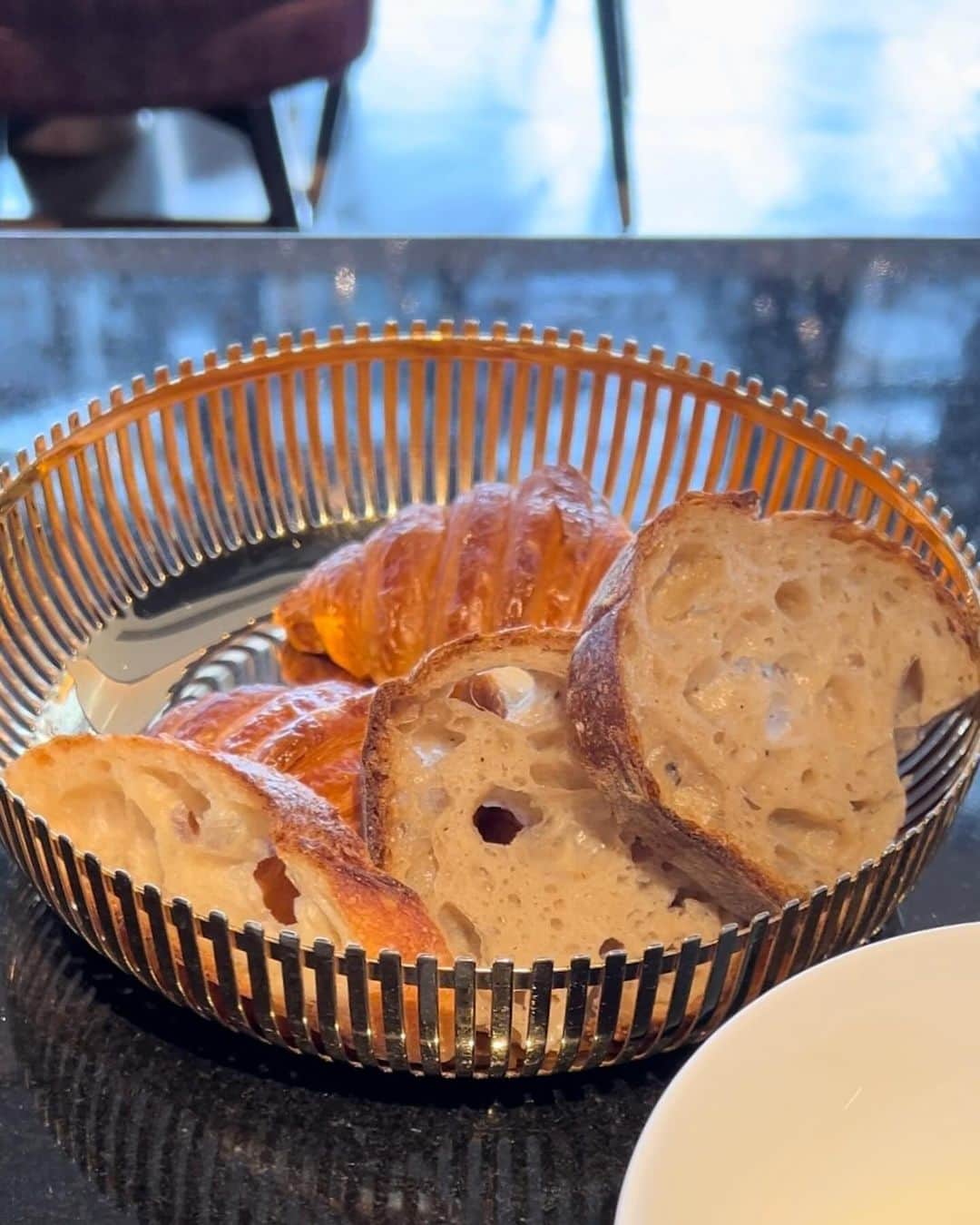 駒田奈美さんのインスタグラム写真 - (駒田奈美Instagram)「・ ・ ・ 『朝食』 ・ ・ フォションホテル京都の朝食は 最上階にあるレストランで♪ ・ ・ 東山の景色を眺めながらいただく朝食は優雅な気分に… ・ ・ 焼きたてのパン、特にサクサクでバターの香りが広がる クロワッサンは格別でした(おかわり自由なのも嬉しい！) ・ カフェオレとクロワッサンでパリの朝食気分♡ ・ 平飼いされている京都大原山田農園の卵を使用した 玉子料理も本当に美味しかったです ・ ・ ・ フォションホテル京都は女子旅にサイコーかも♪ ・ ・ ・ #駒田奈美#モデル#アラフィフ#美魔女#フォション#フォションホテル京都 #フォションのパン #パン#クロワッサン#カフェオレ#パリ#朝食#東山#京都#京都観光#京都旅#女子旅」12月2日 11時54分 - nami.komada