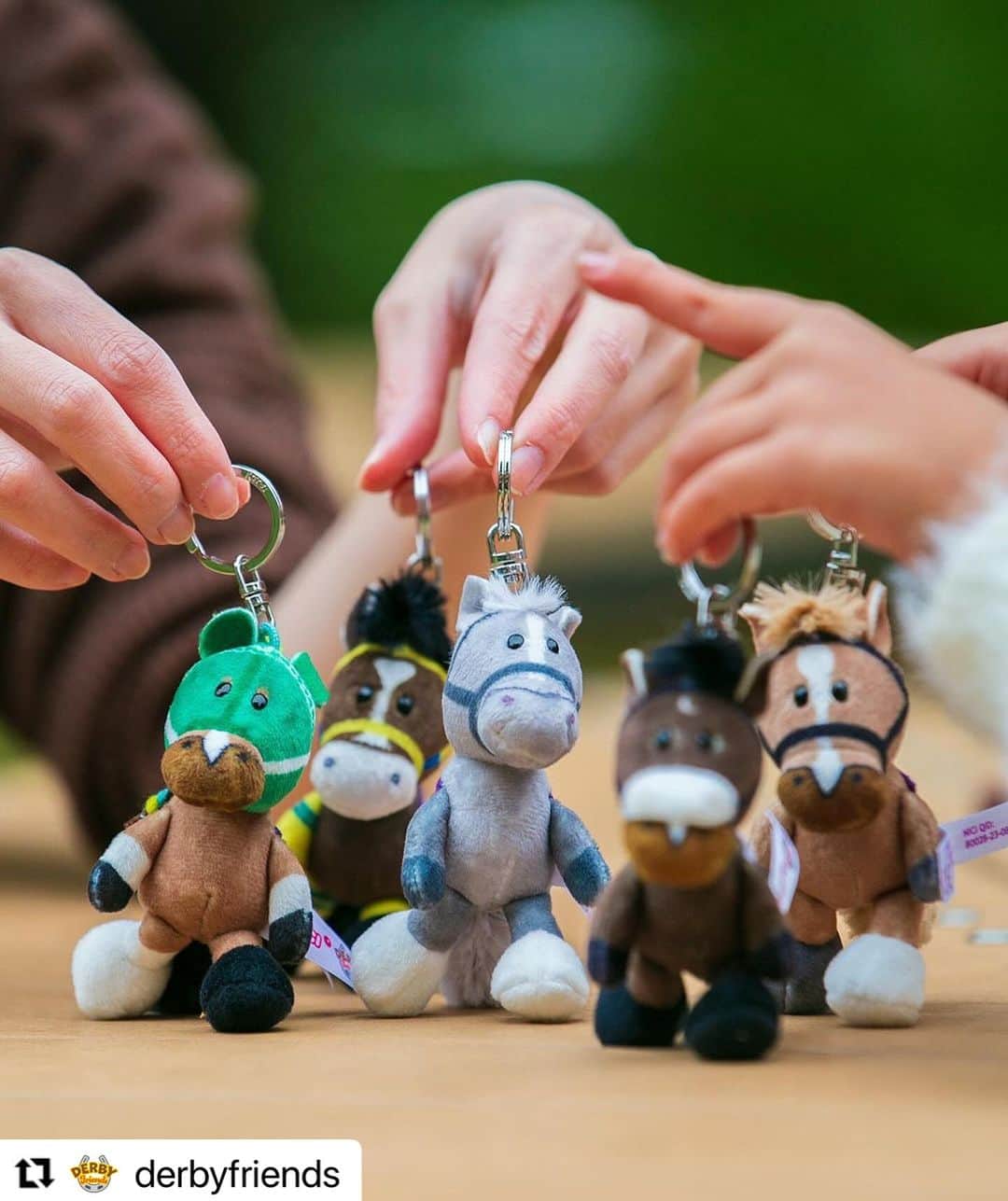 NICI JAPANのインスタグラム：「競走馬シリーズのぬいぐるみキーリングを作らせていただきました🐎✨ NICIならではのこだわりをたくさん詰め込んだ仕上がりで、めちゃくちゃ可愛いです☺️💕 リリース情報は @derbyfriends のアカウントにてご確認ください🔍  #Repost @derbyfriends with @use.repost ・・・ 競走馬シリーズ「ダービーフレンズ」 ドイツのぬいぐるみメーカーNICI（ニキ）とのコラボで生まれました。細部まで表現したこだわりの「品質」と「遊び心に満ちた可愛らしさ」が特徴です。 ラインナップにはあの人気馬が続々登場します。第一弾は12月発売予定です。  #ダービーフレンズ #derbyfriends #nici」