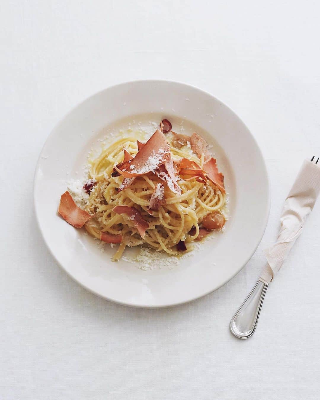 樋口正樹さんのインスタグラム写真 - (樋口正樹Instagram)「Kezuribushi Pasta 🐟  今日のお昼はパスタで、 生ハムのような鰹節の 食べる削り節を使って めっちゃ香り良い一皿😋  パスタは風味と食感が とても良いルンモ社の スパゲッティーニ使用。 さささっとシンプルな ペペロンチーノを作り、 鰹節をチーズと一緒に トッピングするだけで ご馳走感あるパスタに！  鰹節少しごわつくけど 血合いの箇所は除いて ふんわり仕上げれば◎👍  ちなみに、この鰹節と ルンモのパスタともに 北野エース推しの逸品。 @kitanoace   . #生ハムのような鰹節 #食べる削り節 #アーリオオーリオエペペロンチーノ #ペペロンチーノ #スパゲッティーニ #パスタ #パスタ部 #おうちパスタ #北野エース #kitanoace #pr」12月2日 12時06分 - higuccini