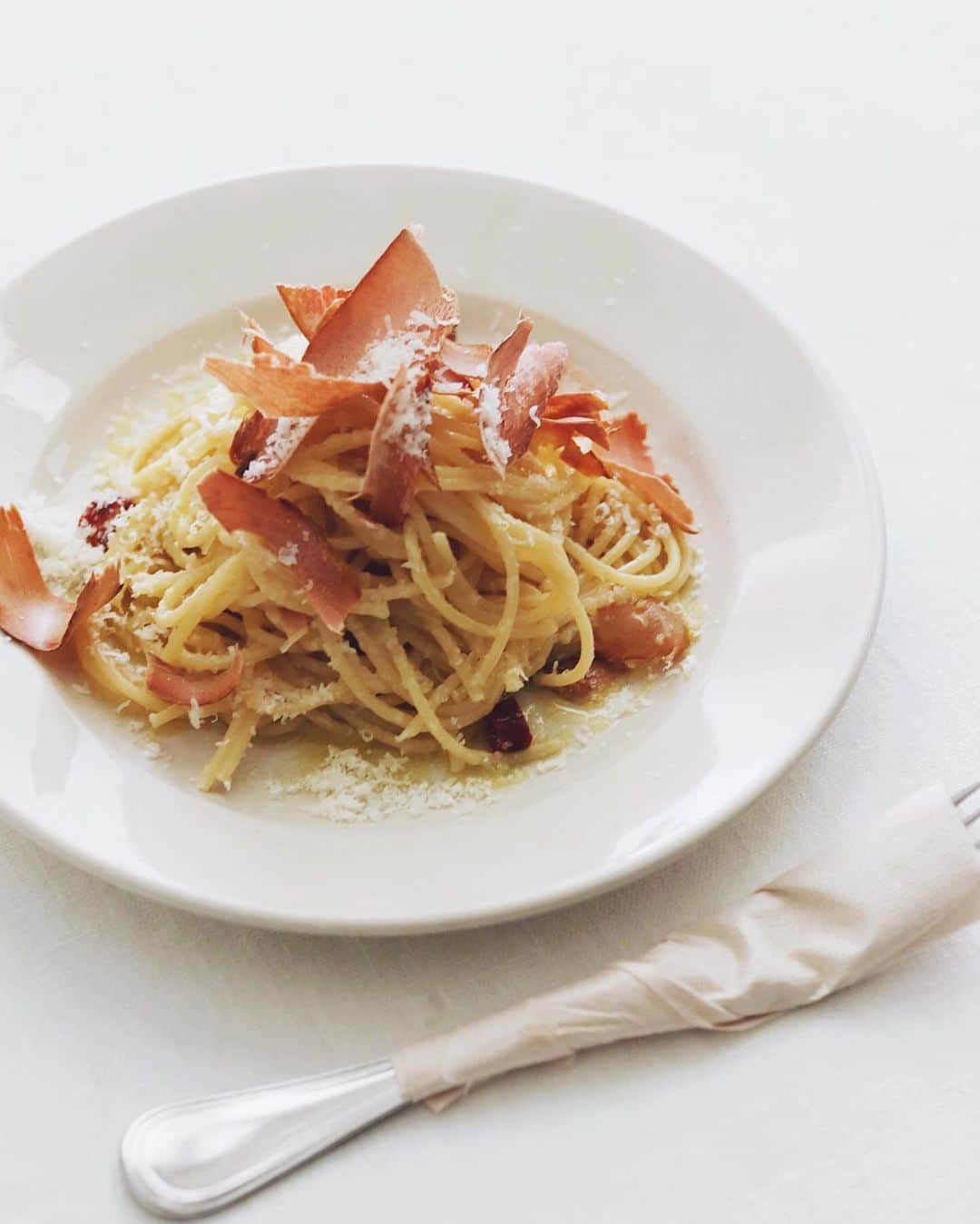 樋口正樹さんのインスタグラム写真 - (樋口正樹Instagram)「Kezuribushi Pasta 🐟  今日のお昼はパスタで、 生ハムのような鰹節の 食べる削り節を使って めっちゃ香り良い一皿😋  パスタは風味と食感が とても良いルンモ社の スパゲッティーニ使用。 さささっとシンプルな ペペロンチーノを作り、 鰹節をチーズと一緒に トッピングするだけで ご馳走感あるパスタに！  鰹節少しごわつくけど 血合いの箇所は除いて ふんわり仕上げれば◎👍  ちなみに、この鰹節と ルンモのパスタともに 北野エース推しの逸品。 @kitanoace   . #生ハムのような鰹節 #食べる削り節 #アーリオオーリオエペペロンチーノ #ペペロンチーノ #スパゲッティーニ #パスタ #パスタ部 #おうちパスタ #北野エース #kitanoace #pr」12月2日 12時06分 - higuccini