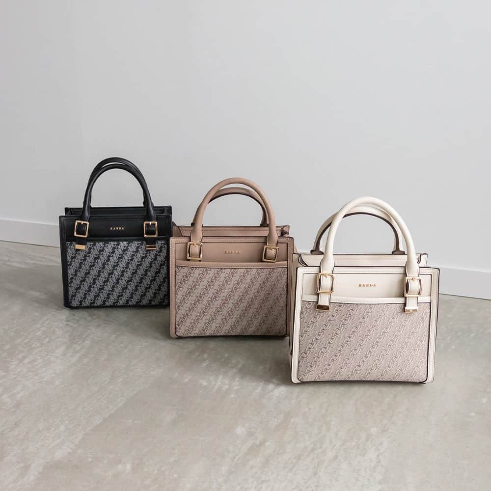 RANDAのインスタグラム：「. 【SIDE ZIPPER BAG】   RANDAの「R」をモチーフにした、モノグラム生地がクラシカルなムード漂うスタイルを演出してくれる2WAYバッグ。 上品なベーシックカラー展開でカジュアルからきれいめまで合わせやすく、シーズンレスで活躍します🤎  ──────────  2WAYサイドファスナーバッグ （FB33009）10,890 yen 店舗・オンラインストアで販売中  ──────────  ※詳細は @randa_pic プロフィールURLよりご覧ください！   #RANDA #RANDA20th #2023aw #autumn #wintter #ハンドバッグ #christmasgift #クリスマスギフト #クリスマスプレゼント #プレゼントおすすめ #wintercoordinate #instafashion #fashion #ootd #ランダ #ファッション #スタイリング」