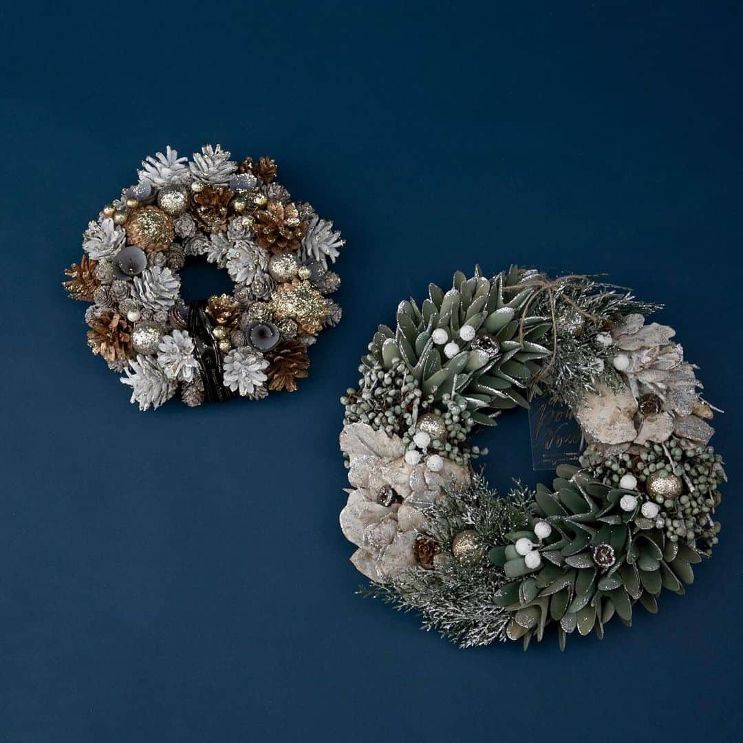 センスオブプレイスのインスタグラム：「blomsterからおすすめのクリスマスシリーズ🎁  BLOMSTER　Xmas Bwreath ¥3,190(税込)  size : M color : BL  BLOMSTER　Xmas Awreath ¥4,378(税込)  size : L color : GR  天然素材をふんだんに使用していて、空間に色どりを与えるナチュラルリース🌿❄️  #senseofplace_ur #senseofplacebyurbanresearch #センスオブプレイス #センスオブプレイスバイアーバンリサーチ #アーバンリサーチ #newin #ブロムスター #blomster #クリスマス #リース #ur_welcome  #ありがとうをもらおう #holiday」