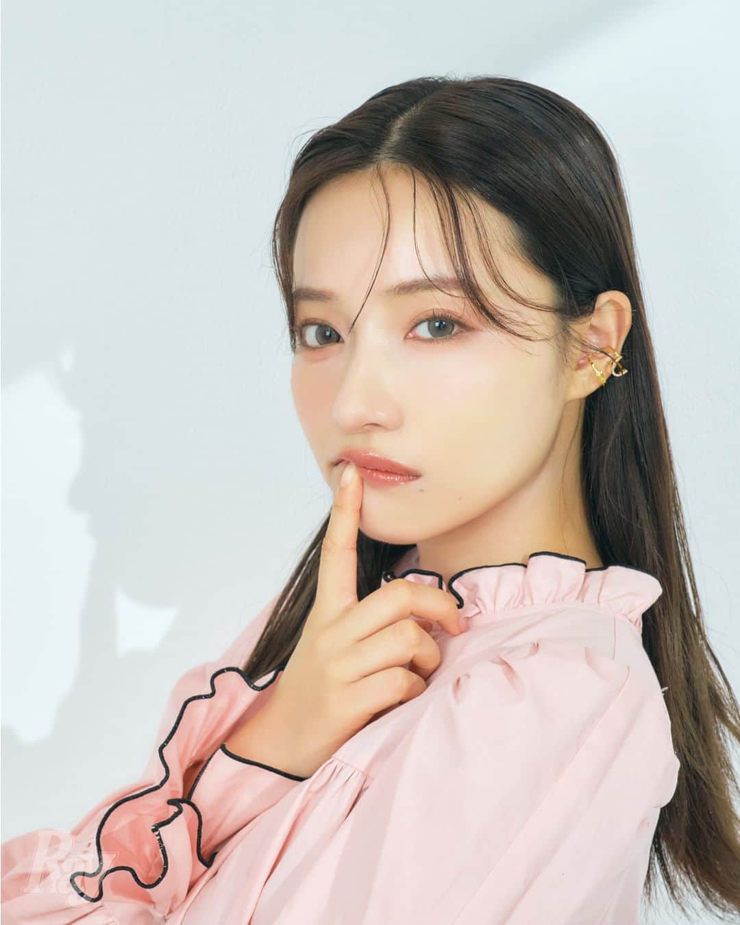 Rayのインスタグラム：「ちょこっと出しの ニュアンスバンクはいかが...？🩷  あえてちょろっと残した前髪に あざとさを感じるニュアンスバング♡　 計算しつくされているのにキメすぎていない…… この絶妙なバランスが キュートで色っぽいってウワサ。  誌面では、他にも スタイリング方法やヘアケアなど、 理想ヘアを導くための10のヒントをご紹介しています！ この冬は、オンナっぷりがグッと上がるオイロケヘアを 一緒に手に入れちゃいましょう〜！💇🏻‍♀️✨ #Ray1月号 ぜひチェックしてくださいね 💬ˎˊ˗ . . . . . . ⋱⋰ ⋱⋰ ⋱⋰ ⋱⋰ ⋱⋰ ⋱⋰ ⋱⋰ ⋱⋰ ⋱⋰ ⋱⋰ ⋱⋰ ⋱⋰  Ray 1月号 (11月22日発売) 企画名：オイロケヘアを手に入れる10のTIP モデル：​​#村瀬紗英 ( @saepiiii.m )  #Ray #Rayモデル #Ray専属モデル #rayトレンド #ぷりかわ #ぷりかわ女子 #ニュアンスバング #前髪 #前髪セット #ヘアケア #ヘアケアグッズ #ヘアケア方法 #ヘアケア商品  ⋱⋰ ⋱⋰ ⋱⋰ ⋱⋰ ⋱⋰ ⋱⋰ ⋱⋰ ⋱⋰ ⋱⋰ ⋱⋰ ⋱⋰ ⋱⋰」