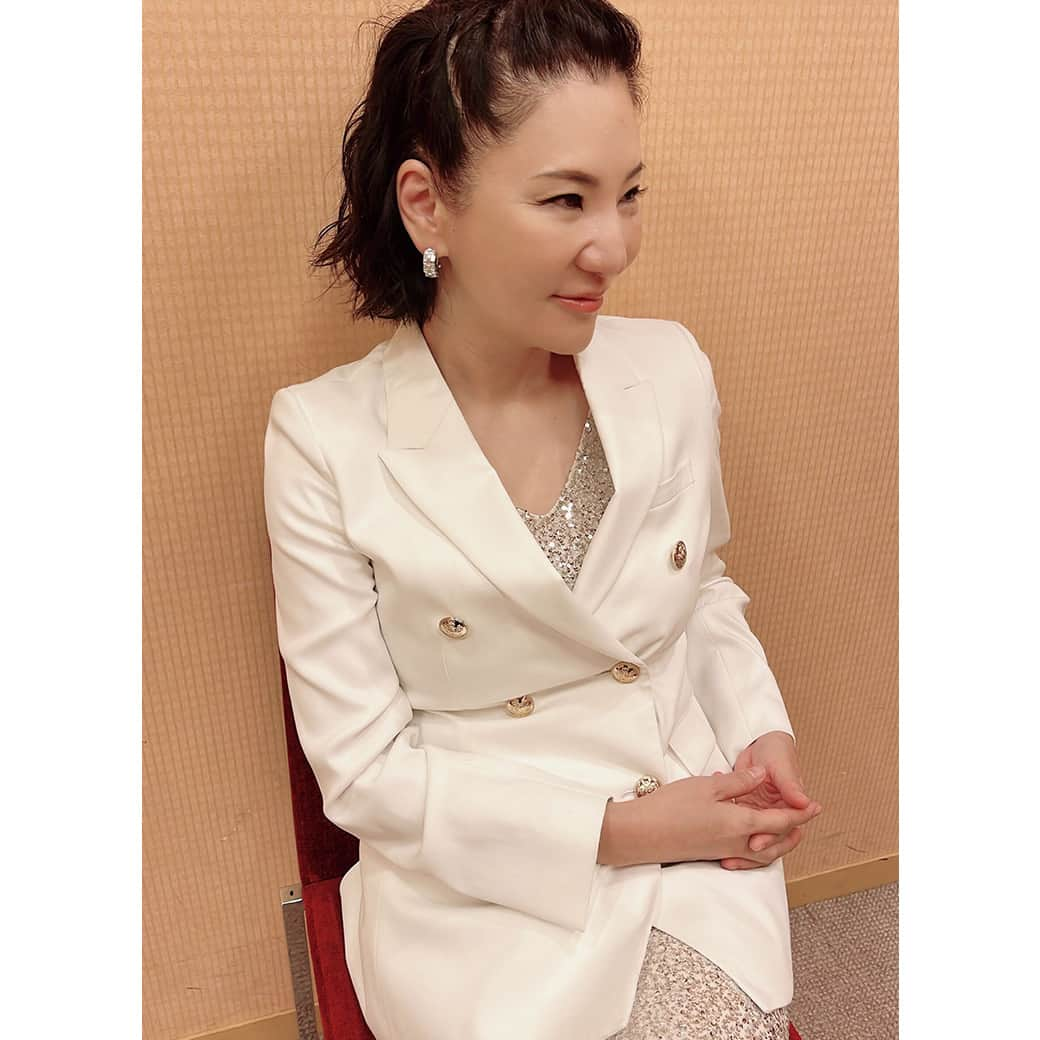 広瀬香美さんのインスタグラム写真 - (広瀬香美Instagram)「いよいよ、冬の女王の季節がやってきました。新しいヘアスタイル考案中…💭  #広瀬香美」12月2日 12時01分 - kohmi.hirose