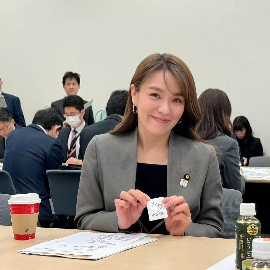 今井絵理子のインスタグラム：「デフリンピックについても文教委員会で取り上げさせていただきました。   デフリンピックとは、国際ろう者スポーツ委員会（ICSD）が主催する聞こえない選手によるスポーツの国際大会で、オリンピック・パラリンピックに並ぶ大きな大会です。オリパラと同様に夏季、冬季それぞれ４年毎に開催されます。   その歴史はパラリンピックよりも古く、1924年に第1回大会が開催されてから100周年を迎えます。記念すべき2025年大会がは東京で開催されることになりました。日本でのデフリンピック開催はこれが初めてとなります。   聴覚障がいや障がい者スポーツ、手話などに対する国民の理解を促進するためにも機運醸成が期待されます。  しかし、デフアスリートたちの活動環境の整備はまだまだ途上にあります。   デフリンピックに出場する選手は国際大会への出場や国内合宿への参加など、体力的にはもちろん経済的な負担もかなり大きなものとなります。前回のブラジル大会では渡航費だけで約50万円を超えるなど、金銭的な事情で出場を断念する選手もいます。また、スポンサー契約やプロ契約を模索しようにも、デフリンピックの認知度の低さからなかなか理解してもらえないなど厳しい現実があります。   また、デフアスリートがぶつかる壁の一つが練習のための施設確保です。大変残念なことに、今でも「耳が聞こえないこと」を理由に体育館など施設の利用を断られるケースもあります。   障害者差別解消法によって公的機関はもちろんのこと令和６年４月からは民間事業者についても合理的配慮の提供が義務化されます。障がいを理由に施設利用が断られるなどあってはならないことだと考えます。   国としてしっかりサポートできるように働きかけていき、聞こえない選手が練習に専念できるような体制を整え、多くの人々に笑顔と勇気が届けられるデフリンピックになるよう訴えました。  また、大会開催にともなう人材確保の課題もあります。手話は各国それぞれの手話があります。そのため、ろう者による国際会議や国際大会の際に公用語として用いられる「国際手話」というものがあります。  しかしまだまだ、「国際手話」を扱える通訳者の数も非常に少なく、人材の確保は困難を極めています。今後、「国際手話」を習得できる環境の整備や、通訳者の人材養成なども訴えていきたいと思います。  皆さんもぜひ、2025東京デフリンピック🗼を楽しみにしてください！  #デフリンピック  #デフリンピックを広めよう  #デフリンピック応援  #今井絵理子」