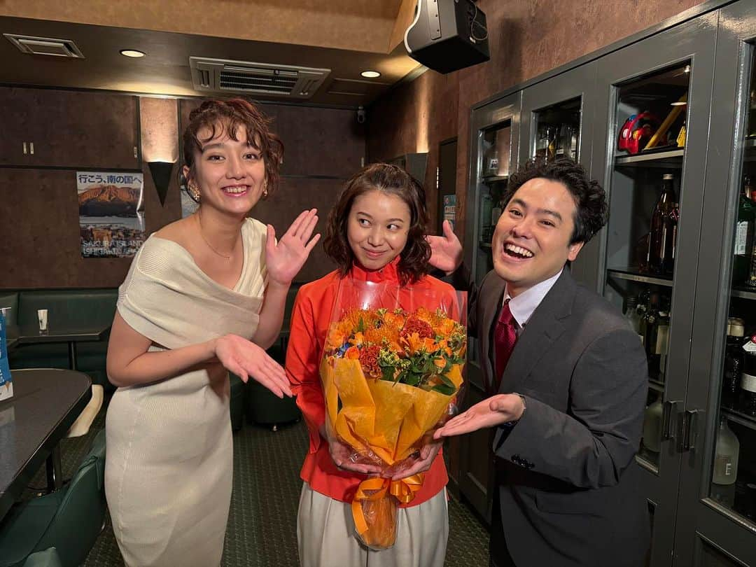 オシドラサタデーさんのインスタグラム写真 - (オシドラサタデーInstagram)「🥀🌹 #単身花日 🥀🌹 第8話は今夜！12月2日(土)よる11時！  ㊗単身花日クランクアップ㊗  本日は裕子役の #金澤美穂 さん スナック花日でオールアップ！😉 #長井短 さん #前原瑞樹 さんと📸  ⚡第7話 見逃し配信中⚡ https://tver.jp/episodes/eplmm67hu8」12月2日 12時00分 - oshidora_ex