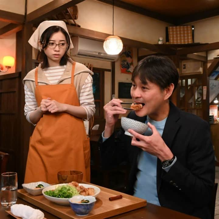 東海テレビ「いつかこの雨がやむ日まで」のインスタグラム：「🍳土ドラ『 あたりのキッチン！』🍳  ＼✨第8話 今夜23:40〜放送✨／  今夜のお品書きは… スポーツにぴったり『 #水餃子 』 大一番の試合を控えた清正のためのお料理です‼  さらに今夜の『あたりのキッチン！』には、 料理監修担当で「 #賛否両論 」の #笠原将弘 さんが登場‼ 撮影時のレポート&インタビューをお届けします💨  ／ 撮影レポートは番組サイトで公開中‼ ※ハイライトにリンクあります ＼  『水餃子』のレシピは、番組サイト＆Instagramで一足先に作り方をご紹介💨  このレシピに込められた思いとは… 今夜の放送もチェック👀  🍳🌟🍳🌟🍳🌟🍳🌟🍳🌟🍳🌟🍳🌟🍳🌟🍳  土ドラ『 あたりのキッチン！』 第8膳 12/2(土)よる11:40〜放送  コミュニケーション能力はゼロ…でも 食材から調味料の配合までぴったり的中できる！ “絶対味覚”をもつ大学生・辺 清美の成長物語。 挙動不審でいつも空回り!？ 接客は０点だけど想いを込めた料理でオーダー以上の美味しさをお届け！ 食欲の秋！胃袋も心も掴むハートフル“グルメ”ドラマ！  🍳🌟🍳🌟🍳🌟🍳🌟🍳🌟🍳🌟🍳🌟🍳🌟🍳  #あたりのキッチン！ #桜田ひより #窪塚愛流 #工藤美桜 #峯村リエ #原沙知絵 #渡部篤郎 #土ドラ #ドラマ #グルメ #料理 #レシピ #白乃雪 #講談社 #アフタヌーン #漫画」