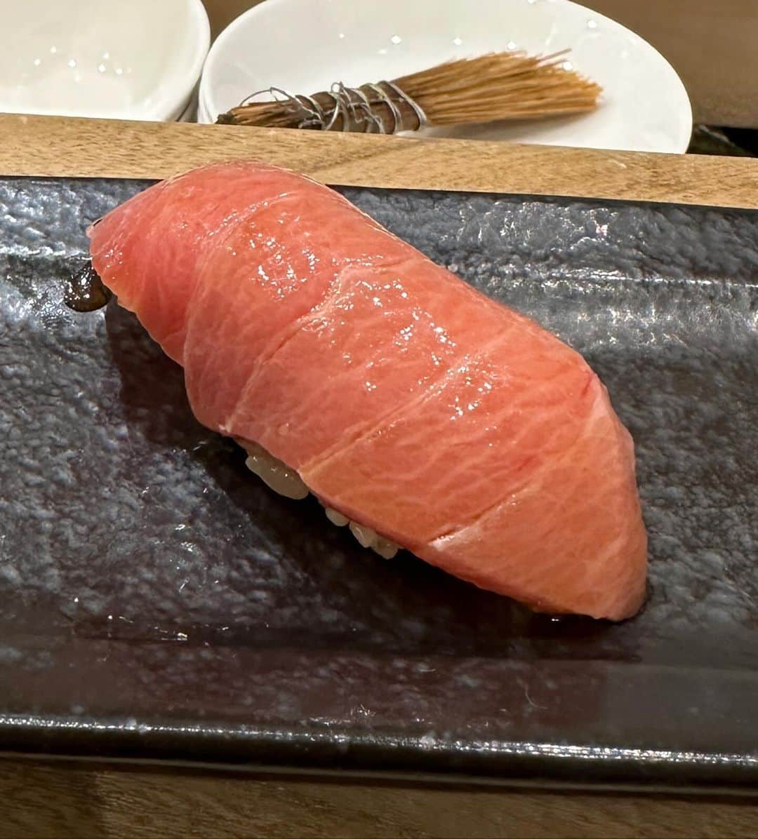 マキろんさんのインスタグラム写真 - (マキろんInstagram)「サラと東京お寿司デート❤️  ずっと予約取れなかった 祐天寺の"すし耕"さんへ  山盛りのウニを おかわりしまくって大満足✨ 望みが叶いました🥰  幸せは自分で勝ち取る🙋‍♀️ 即行動で願いは叶う❤️  #山内智恵　#アラフィフライフ  #東京寿司　#祐天寺寿司 #sushi #sushilovers  #うに　#願いを叶える」12月2日 12時07分 - chieyamauchi