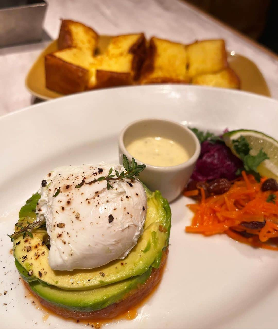 千秋のインスタグラム：「満里奈さんとランチ🍴 昔から一貫して情報への感度が高い満里奈さん。 自然体でそれをしているのが凄い。 お互い今、何に興味あるのかとか、子育てが終わった後どう生きるかとか、気が付けば大人にとって旬な話題ばかり話せて、とっても充実した時間でした。  大人のみんな、たまにはこういう真面目な話も聞きたいのかなあ（YouTubeとかで」