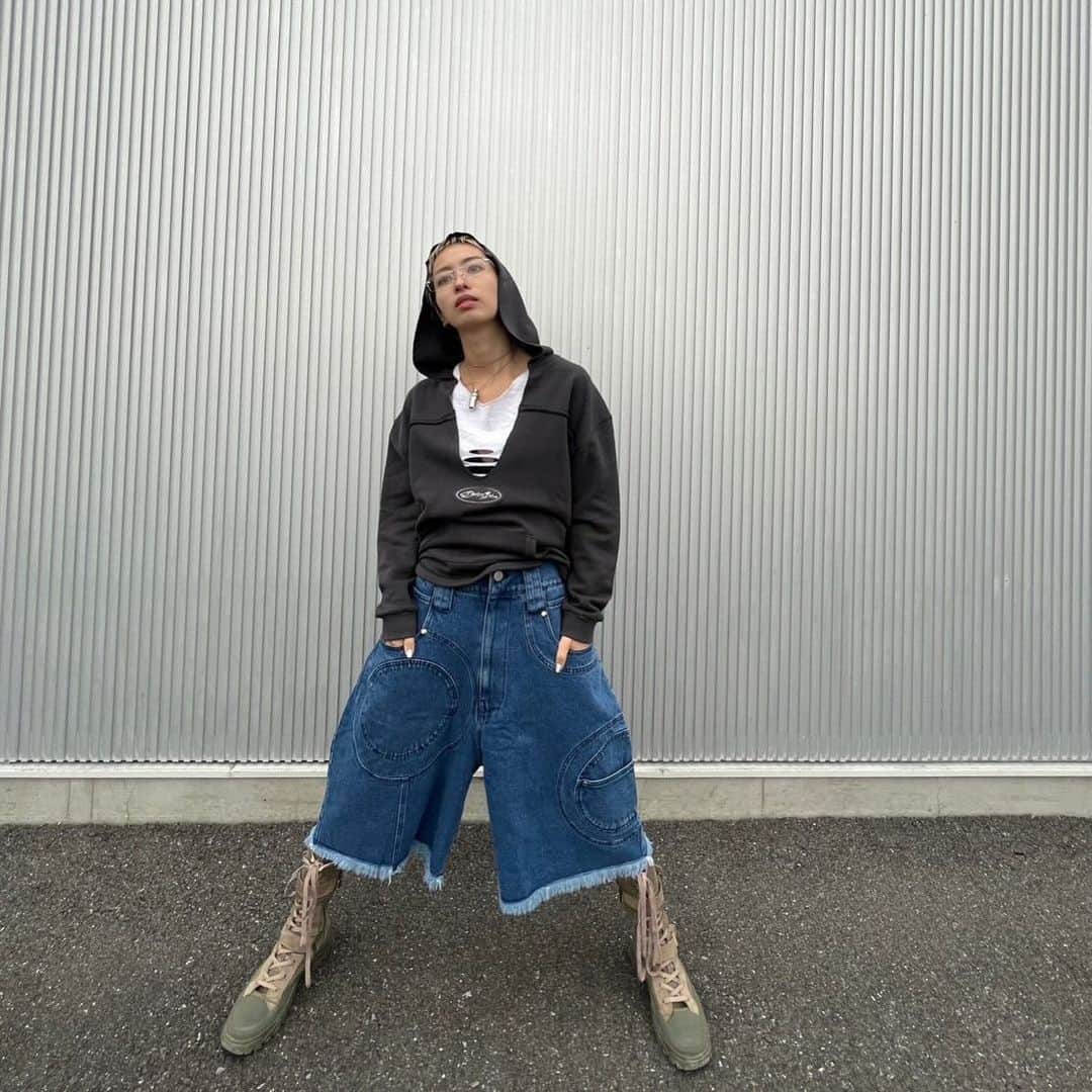 M.Y.O.Bのインスタグラム：「REFLECTOR LOGO FABRIC HOODIE  CIRCLE CUT-OUT DENIM WIDE HALF PANTS  Model @pao_lly」