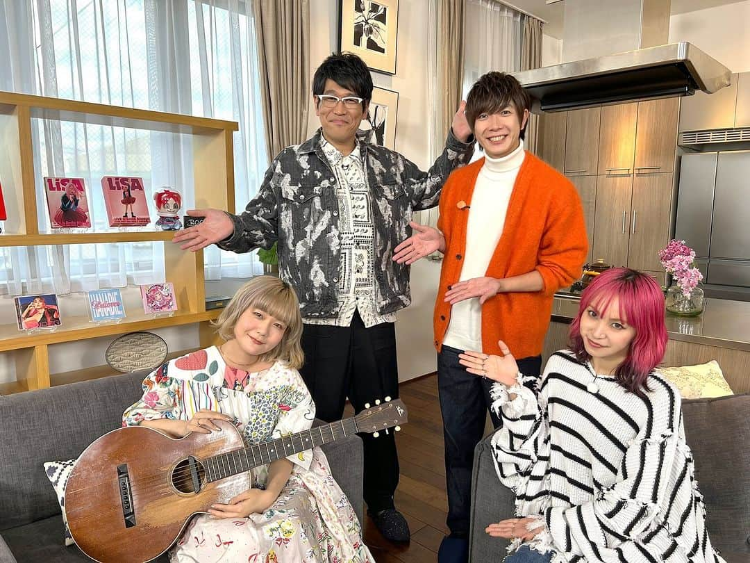 吉澤嘉代子のインスタグラム：「今夜放送、中京テレビ「ROOMIC ～room of music～」に出演します。LiSAさん、古坂大魔王さん、田村侑久さんとお話させていただきました。 「青春なんて」の弾き語りを失敗しちゃってパニックになったのですが、皆さんとても優しく応援してくださいました…！ごめんなさい！緊張しました〜！  放送:今夜24:55～25:55」