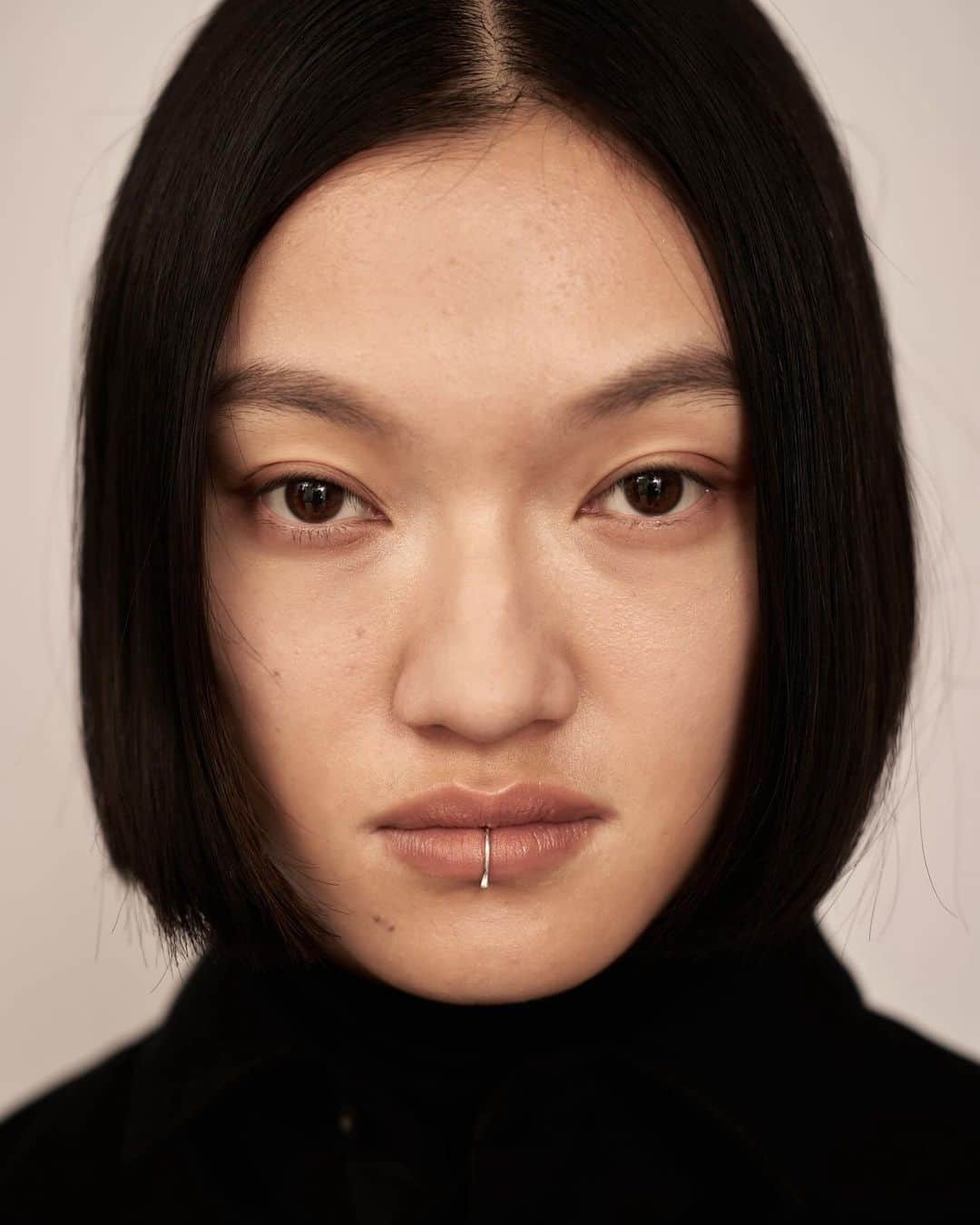 un by Tomoyo Yoshidaのインスタグラム：「Holiday Collection  _ 直営店 12.2 sat - 12.26 tue (店休日:6.7.13.14.20) OPEN 13:00 - 20:00  online store 12.2 sat - 11:00」