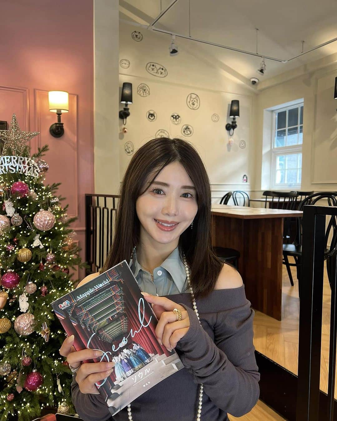 一木美里さんのインスタグラム写真 - (一木美里Instagram)「SEOUL🇰🇷Mapple World📕発売になりました❤︎  私も厳選したおすすめspotをいくつか紹介させてもらいました😍(このpostの写真の場所とは別です♡)  とても嬉しいのでポスト🩵はじめて、または久しぶりに韓国に行く方には特に！見ていただくと参考になると思います🫶🏻✨✨  Thank you @kwiae530 🩵 #MappleWorld#SeoulTrip#ソウル旅行#韓国旅行#ソウルカフェ#まっぷる」12月2日 12時13分 - misato_ichiki