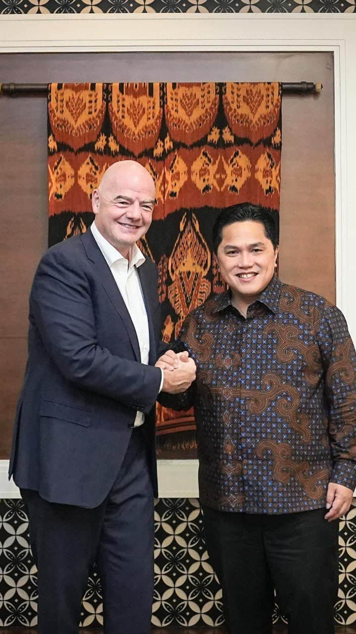 エリック・トヒルのインスタグラム：「Welcome back to Indonesia, Gianni!🇮🇩  Saya dan President @gianni_infantino akan menghadiri pertandingan final FIFA U-17 World Cup Jerman vs Prancis nanti malam di Stadion Manahan, Solo.  Buat yang sudah beli tiket, sampai ketemu nanti ya!」