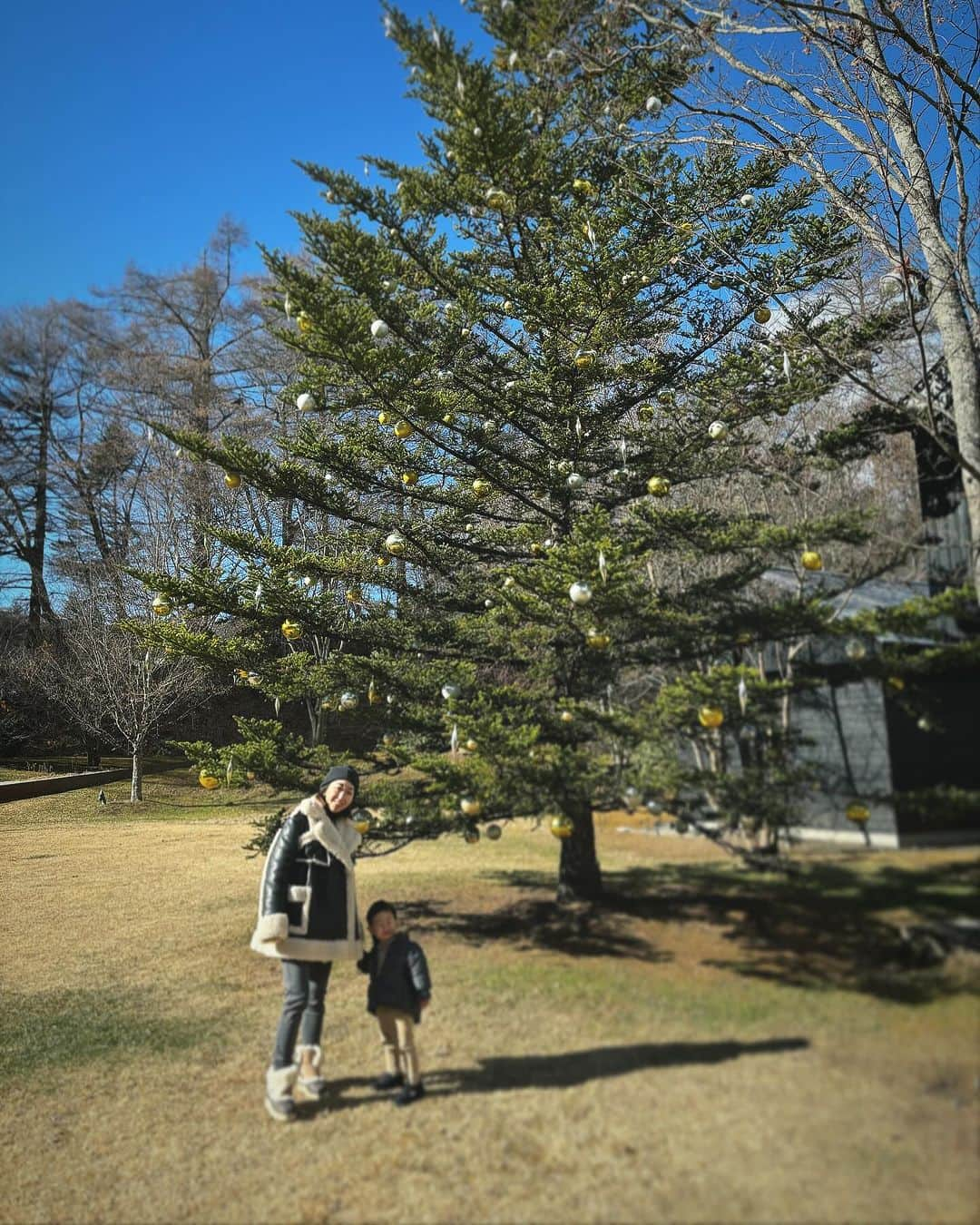 Rie fuさんのインスタグラム写真 - (Rie fuInstagram)「Hello December 🎄🎅🏻 #christmastree #merrychristmas #christmastime #winter #christmasdecor #christmasdecorations #christmasiscoming #xmas #christmaslights #love #santaclaus #christmasmood #holidays #family #noel #クリスマスツリー #イルミネーション #オーナメント #軽井沢 #男の子ママ #星野温泉」12月2日 12時16分 - riefuofficial