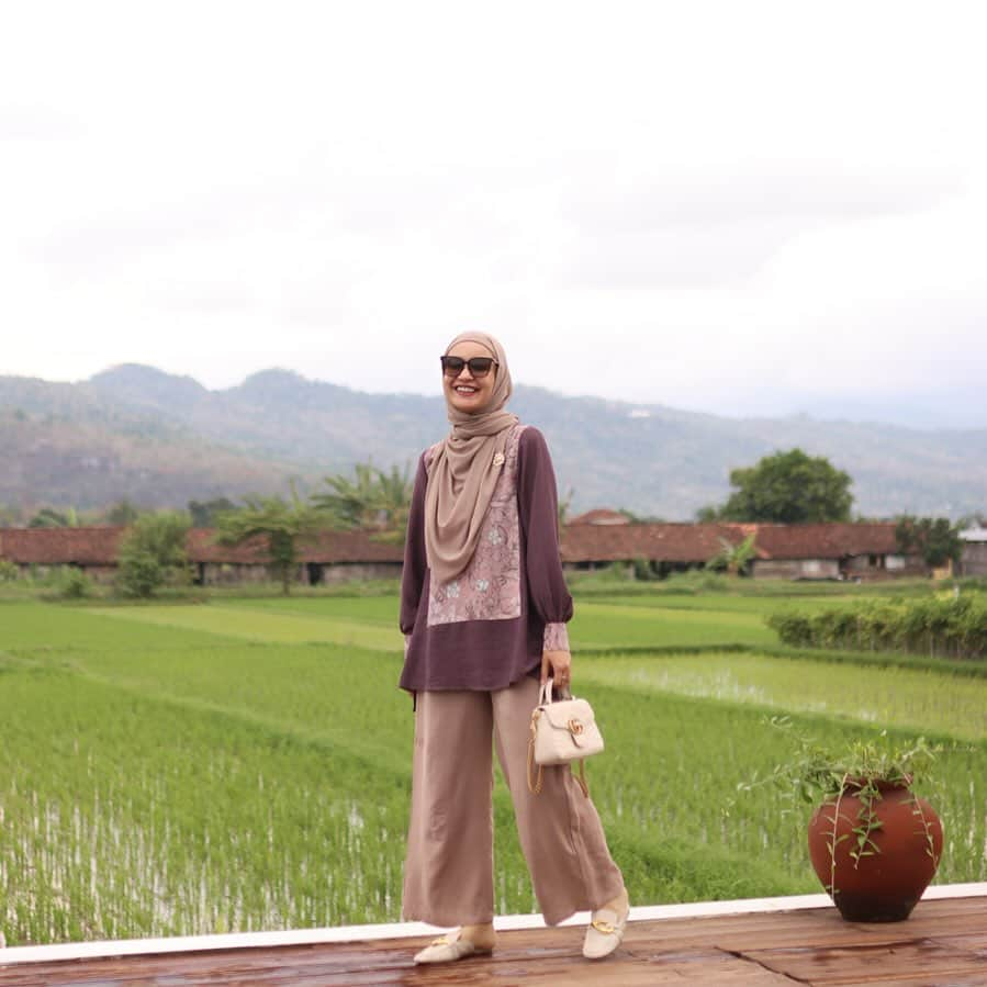 Shireen Sungkarのインスタグラム：「Sedang menikmati jogja yang sangat nyaman 🥹🤍 Pindah yu pak @teukuwisnu 😂 MasyaaAllah tabarakAllah   Btw ini aku pake kemeja @shibyshireen bahanya enak bgt 🥹🤍」