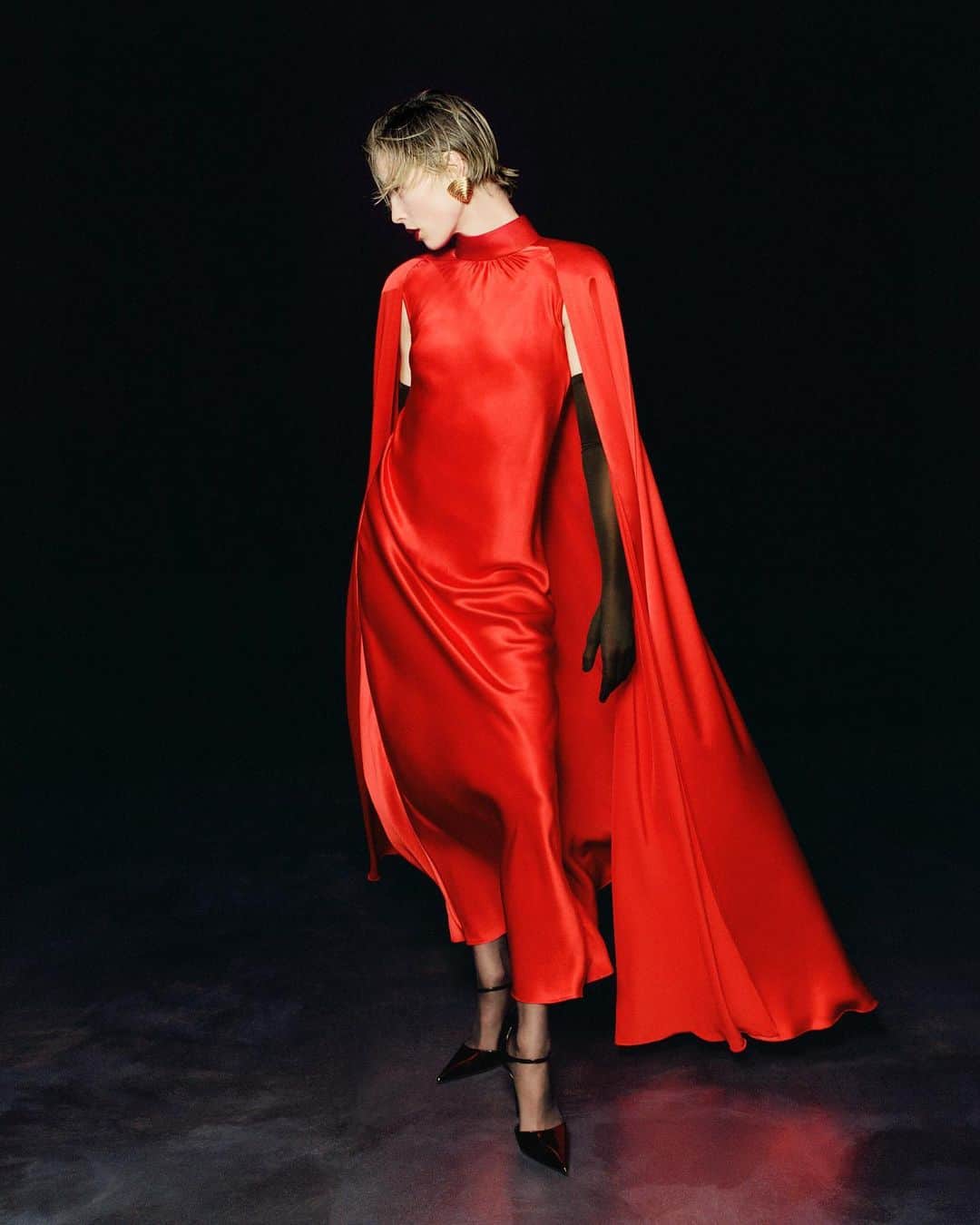 ロダルテのインスタグラム：「@ediebcampbell wears Rodarte’s Red Cape Dress for @netaporter. Now available on site.  Ph:  @vitofernicola, styled by: @hels_broadfoot  Creative Director @yandelli Art Director @kerry_heaphy Hair @chiwonghair Makeup @vass_theotokis Set @medeirosrafael Nails @pebblesnails Production @es.robertson @gabsylvia @kittyhlawrence @netaporter  #rodarte」