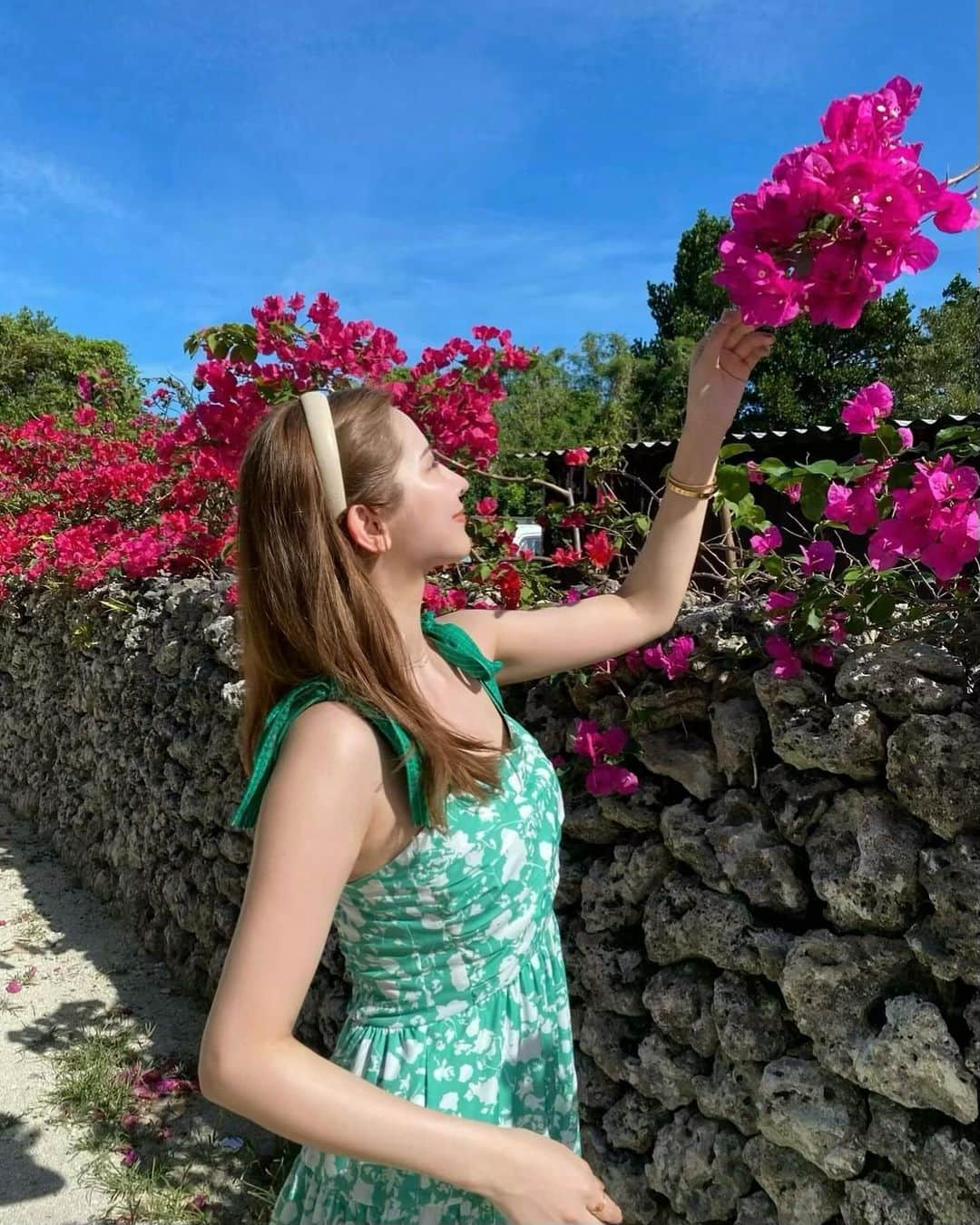 尾﨑美紀のインスタグラム：「寒くなってきて石垣島&竹富島の写真を見返してる🥹☀️🌺この時のハイトーンの髪色可愛かったからまたしたいな☺️🫶🏻 今日はヘアケアについての投稿です📝クレージュのシャントリ昔使ったことがあって、新しくなったので改めて使ってみたらスッキリした洗い心地でサラサラになる🤍パッケージ可愛いからバスルームも映えるし、男性にもおすすめです！ チェックしてみてね👌  . . . #シャンプー #ヘアケア #シャントリ #ヘアカラー #ヘアセット #ロングヘア #シャンプーおすすめ #トリートメント」