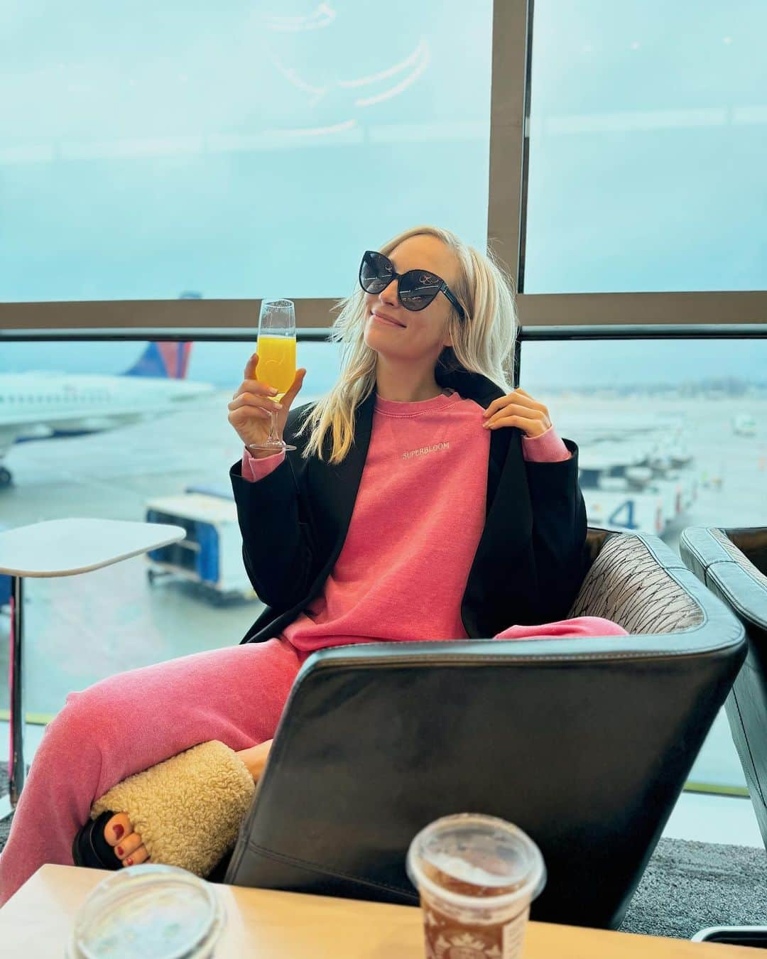 キャンディス・アッコラのインスタグラム：「@asuperbloompod Superbloom Suit LIVE now 🥂 perfect to wear for traveling, sipping mimosas, and while sitting on top of your overpacked suitcase trying with all your might to zip is closed ✌️ visit @merchbyblankclo x」