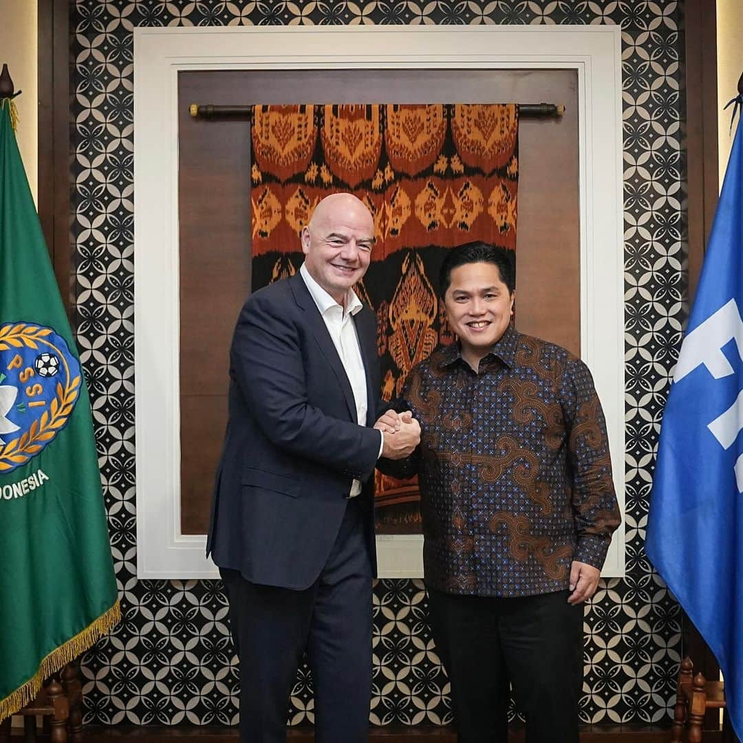 エリック・トヒルのインスタグラム：「It is great to be back in 🇮🇩 Indonesia ahead of the FIFA U-17 World Cup 2023 final. Thank you to @pssi President Erick Thohir for the warm welcome and for your support throughout this fantastic tournament. 👏  I look forward to watching a great game between two deserving finalists - 🇩🇪 Germany and 🇫🇷 France - and seeing football unite the world from this beautiful country. ⚽🌏🌍🌎❤️」