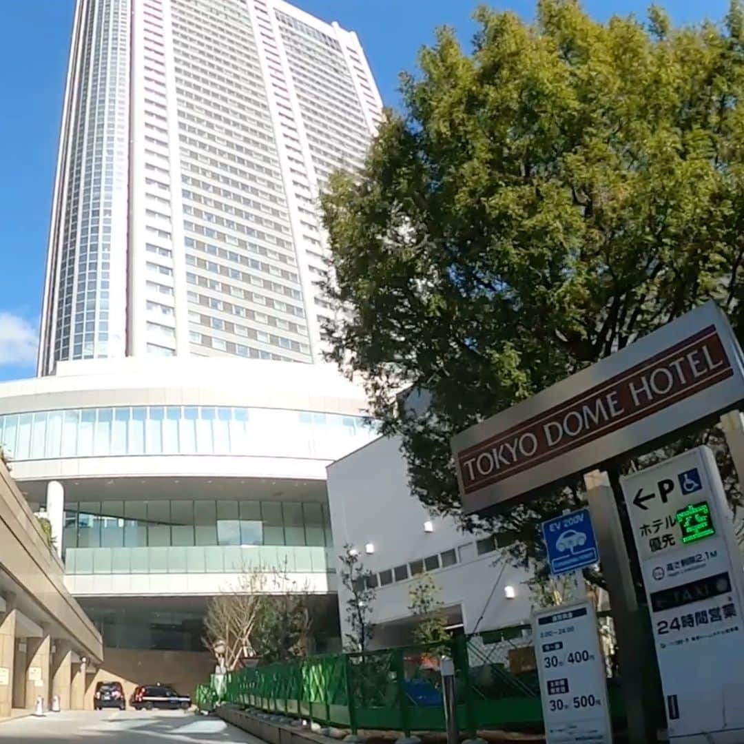 おのださんのインスタグラム写真 - (おのだInstagram)「どうも、おのだです。  今回は、東京ドームホテルのエグゼクティブフロアに家族で宿泊しました。 エグゼクティブラウンジでは、アフタヌーンティーやカクテルもいただくことができます。 東京ドームホテルより高い建物は、周りにないので、東京の景色を一望することができました！  東京ドームシティのアトラクションは娘も喜んでいました。  翌日は、都会の中で屋外プールとサウナを楽しみました。 東京ドームに用事がなくても、泊まりに行きたいホテルでした🌟  #東京ドームホテル」12月2日 12時41分 - mr.onoda