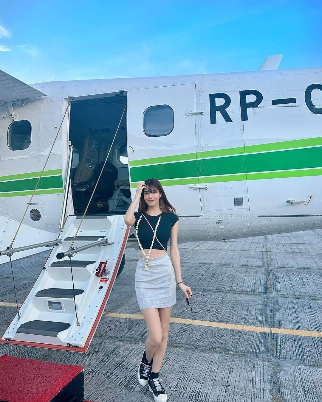 あべなつきさんのインスタグラム写真 - (あべなつきInstagram)「フィリピンの島に上陸✈️🏝🇵🇭  マニラから専用機でパマリカン島へ🌴  早朝に羽田空港を出たのですっぴんですが🥹 こんなワクワク体験ないから記念に写真撮ったよ📸　　  これからフィリピンの旅の投稿が続きます🏝🥹  Tops: @zara  Skirts: @pumajapan  Shoes: @dior   #フィリピン #リゾート  #マニラ」12月2日 12時40分 - i.am_natsuki_