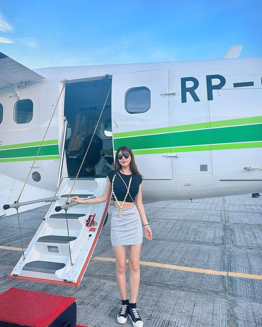 あべなつきさんのインスタグラム写真 - (あべなつきInstagram)「フィリピンの島に上陸✈️🏝🇵🇭  マニラから専用機でパマリカン島へ🌴  早朝に羽田空港を出たのですっぴんですが🥹 こんなワクワク体験ないから記念に写真撮ったよ📸　　  これからフィリピンの旅の投稿が続きます🏝🥹  Tops: @zara  Skirts: @pumajapan  Shoes: @dior   #フィリピン #リゾート  #マニラ」12月2日 12時40分 - i.am_natsuki_