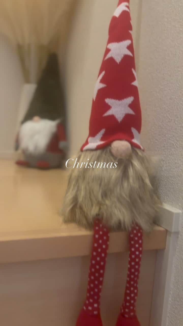 西村麻衣のインスタグラム：「少しずつ🤏ゆっくり、お家をChristmasに🎄  我が家には、トムテ(小さいおじさん)が沢山います♡ クリスマスツリー🎄にも、玄関にも、階段にも💕  最近は寝室もChristmasっぽくしてみるのが楽しいです♡」