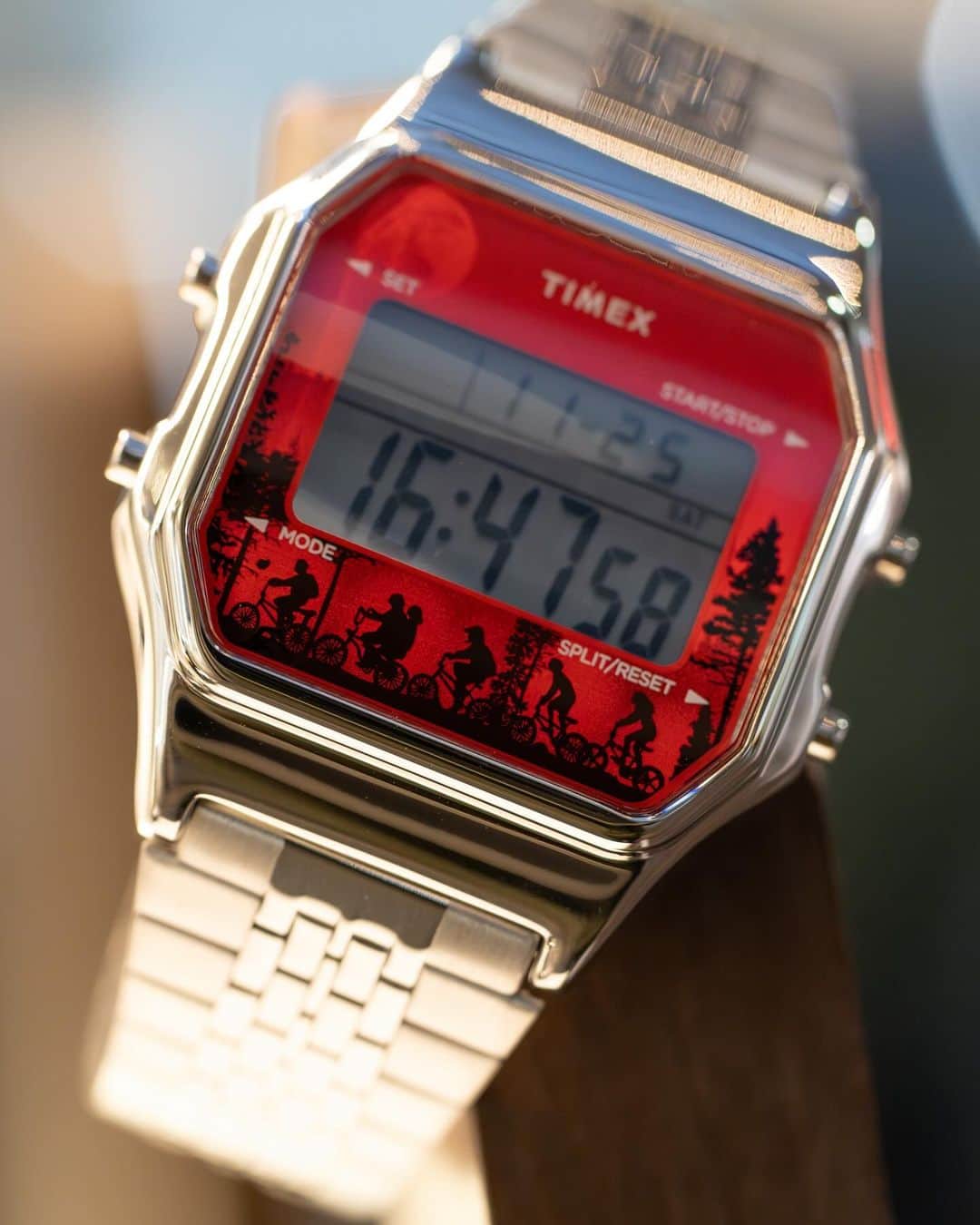 時計倉庫TOKIA 公式アカウントさんのインスタグラム写真 - (時計倉庫TOKIA 公式アカウントInstagram)「⌚️ 【商品紹介】 TIMEX 品番: TW2V50900  今回はTIMEXのお時計をご紹介します！  舞台となった80年代を彷彿とさせるモデルです。劇中に出てくる裏側の世界をイメージして午後3時になると3の数字が反転、モーションが出て最後はいつも通りの表示に戻るという仕組みや、アラーム音がテーマソングになっているなどファンには堪らない1本です。また、ライトを点灯させるとロゴが出現します！  大きさや実際の色味など、ぜひ店頭でお試しください！スタッフ一同、心よりお待ちしております🙇‍♀️  ……………………………………………………….................  ☟オンラインショップはプロフィールURLから☟ @tokia_official  ……………………………………………………….................  #時計倉庫 #時計倉庫tokia #腕時計 #watch #手表 #腕元倶楽部 #腕時計好きな人と繋がりたい #timex #timexwatch #タイメックス」12月2日 12時38分 - tokia_official