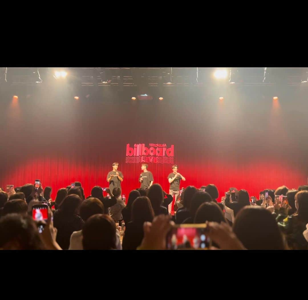 ジヒョク のインスタグラム：「うちの末っ子レプファー3人グループfunky galaxyコンサートで今年日本活動が終わりました 残念ですが、来年超新星としてfgで個人活動~いっぱい会いましょう ^^ きれいな写真を撮ってくれてありがとう.  올해 마지막 콘써트 우리멤버~관계자분들 스탭분들 모두 수고하셨어요 2024도 잘 부탁드려요 ^^」