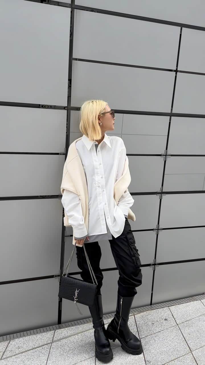 Mika Jimboのインスタグラム：「【シャツマニア✌️👔】  わたしシャツが大好きなんだよね〜 シャツ持ってる枚数すごく多いのと、基本襟付きの服を着るのが好きでいろんなシャツ持ってるけど久々にいいシャツに出会った💯  👔 @viedit_official 👕 @032c  👖 @prada 👢 @studious_official 🧳 @ysl 🕶️ @gentlemonster  ソウル旅に持って行ったんだけどスーツケースに入れておいてもシワもつきずらいし、広げたら割としわもすぐ取れたちょいしっかりめのシャツ✌️  ストライプとかもあったから買い足ししよっと。 ユニセックスだからメンズが着てたらさらに好きだなぁ〜  基本私はメンズが着てたら好き！って服を何故か自分で着る癖があるのよ😩  #シャツコーデ#シャツ #メンズライクコーデ#今日の服#今日のコーデ  #今日のファッション」