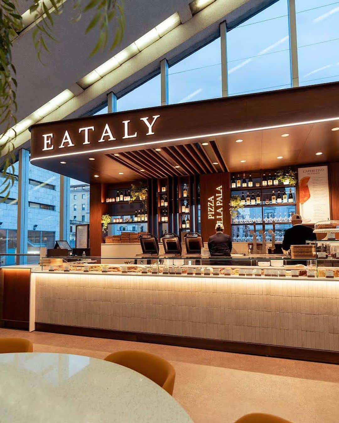 EATALY Tokyoさんのインスタグラム写真 - (EATALY TokyoInstagram)「Coal! イータリー・ローマ・テルミニ👋Welcome to the Eataly family!  イータリーは、世界で50店目の店舗をオープンしました。  ローマ•テルミニ店は、フルサービスレストランと、いくつかのフードカウンターをご用意しております。おいしいお食事やお飲み物で休憩を楽しんだり、高品質のイタリアの食材から素敵なお土産を購入することができます。  新しいアップデートは、@eatalyromaをフォローしてください!  #Eataly #eatalyromatermini #eatalytokyo #eatalyginza #eatalyharajuku #eatalymarunouchi #eatalynihombashi #eatalyshonan #イータリー #イタリアン #イタリア」12月2日 12時45分 - eataly.tokyo