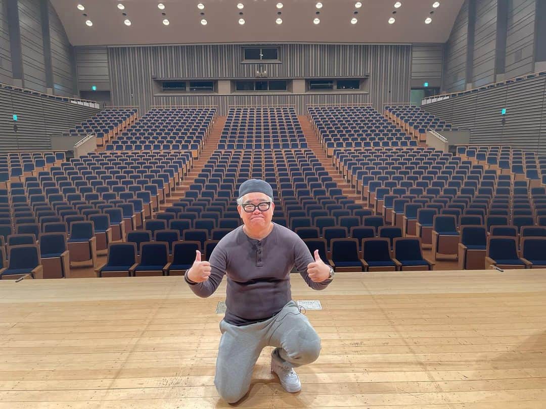 兵動大樹のインスタグラム：「富山県民会館ただいま！  去年ぶり！  今日は、おしゃべり大好き。富山公演です！  めちゃくちゃ楽しみやし、楽しみます！  まだ、お席あるので、ええ？今日なん？となった方！  お願い致します！  しかし、写真見たら、めちゃくちゃおじいさんや！  みんなに言うといてー。  #兵動大樹 #おしゃべり大好き」