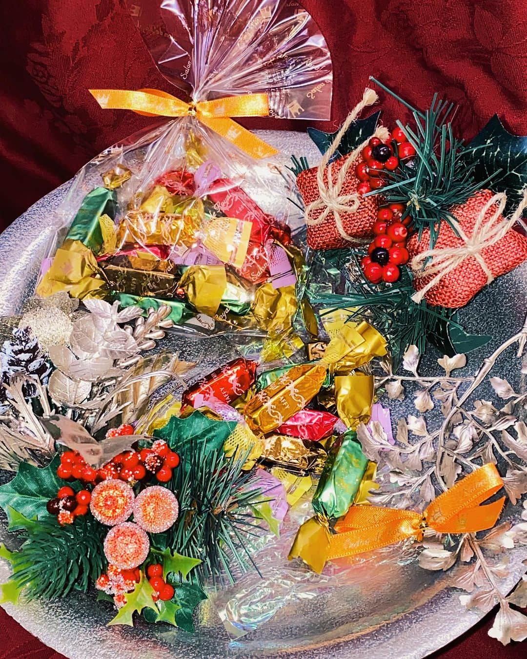 Salon de Royal Kyotoのインスタグラム：「皆様こんにちは サロンドロワイヤル京都本店でございます🫖❄️ ・ ・ 12月になり街も華やいできましたね🪅 クリスマスに向け、サロンドロワイヤル京都店に  ・ 🎄【タフィーキャンディ】🎄 イギリス発祥のナッツとバターをふんだんに使用した砂糖菓子です🍬 ・コーヒー ・キャラメル ・ピーナッツ ・ショコラ ・白胡麻 の5種フレーバーをお楽しみ頂けます🌟  ちょっとした贈り物におひとついかがでしょうか💭  【営業時間】 11:00〜19:00(L.O.18:00) ・ ・ 本日も皆様のご来店を心よりお待ちしております☕️ ・ ・ #サロンドロワイヤル京都店 #salonderoyalkyoto#サロンドロワイヤル京都本店#サロンドロワイヤル京都#サロンドロワイヤル#salonderoyal#日本#japan#京都#kyoto#京都スイーツ#京都カフェ#ボンボンショコラ#チョコレート #チョコ #ショコラ #chocolate #chocolat #chocolatier#salonderoyal#京都市役所前カフェ#三条カフェ#川床席#鴨川沿い#鴨川カフェ#納涼床#クリスマス　#タフィーキャンディ」