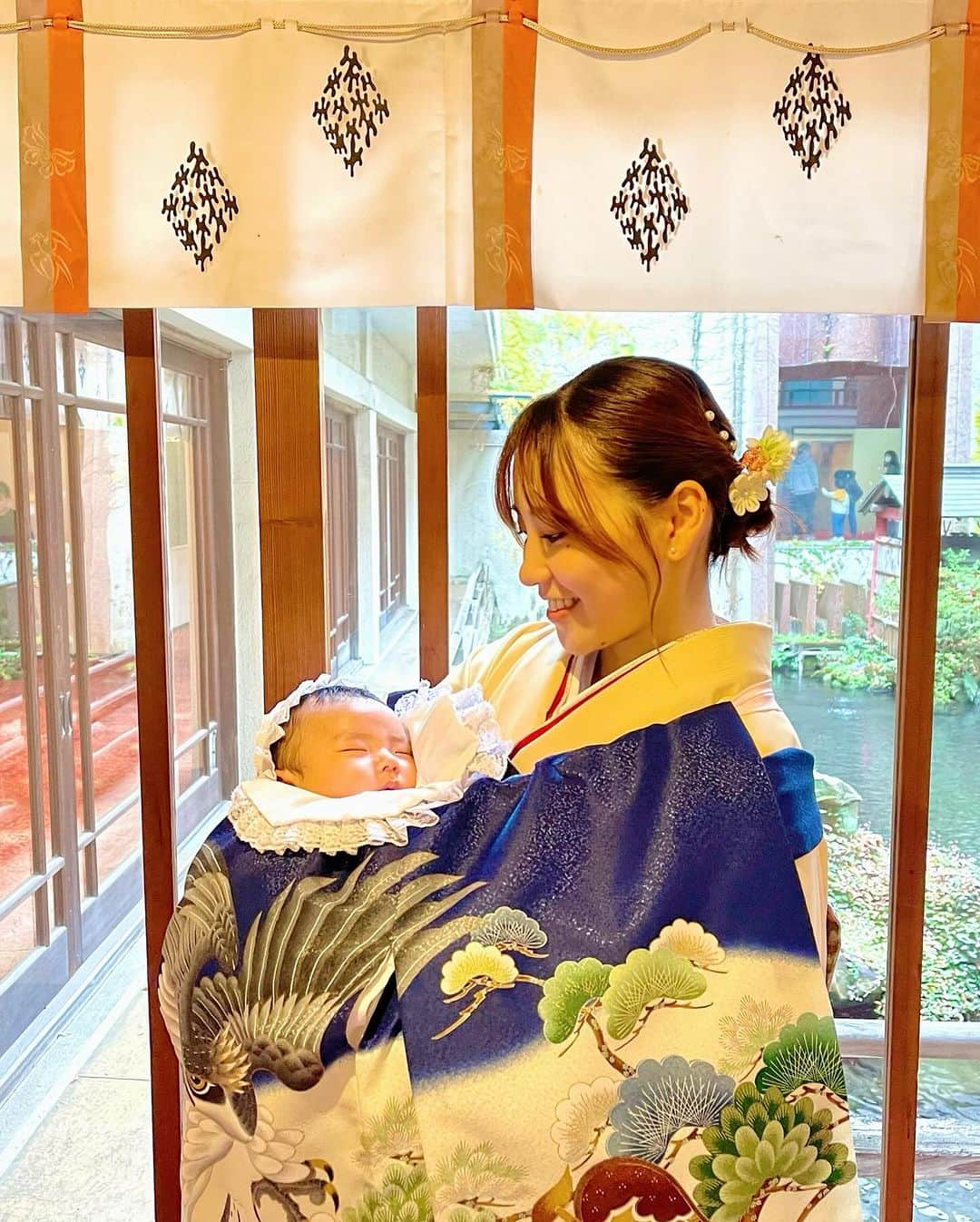 笠原美香のインスタグラム：「息子のお宮参りへ👶 安産祈願もしにきた八王子にある子安神社へ⛩️  大安を狙っていったら七五三やお宮参りのお子さんがいっぱい♡ みんな可愛かったな🤭  集合して記念写真撮りたいけど ここがいいっていって集合してくれない娘🤭 良き思い出になるね🫶笑  #お宮参り#大安」