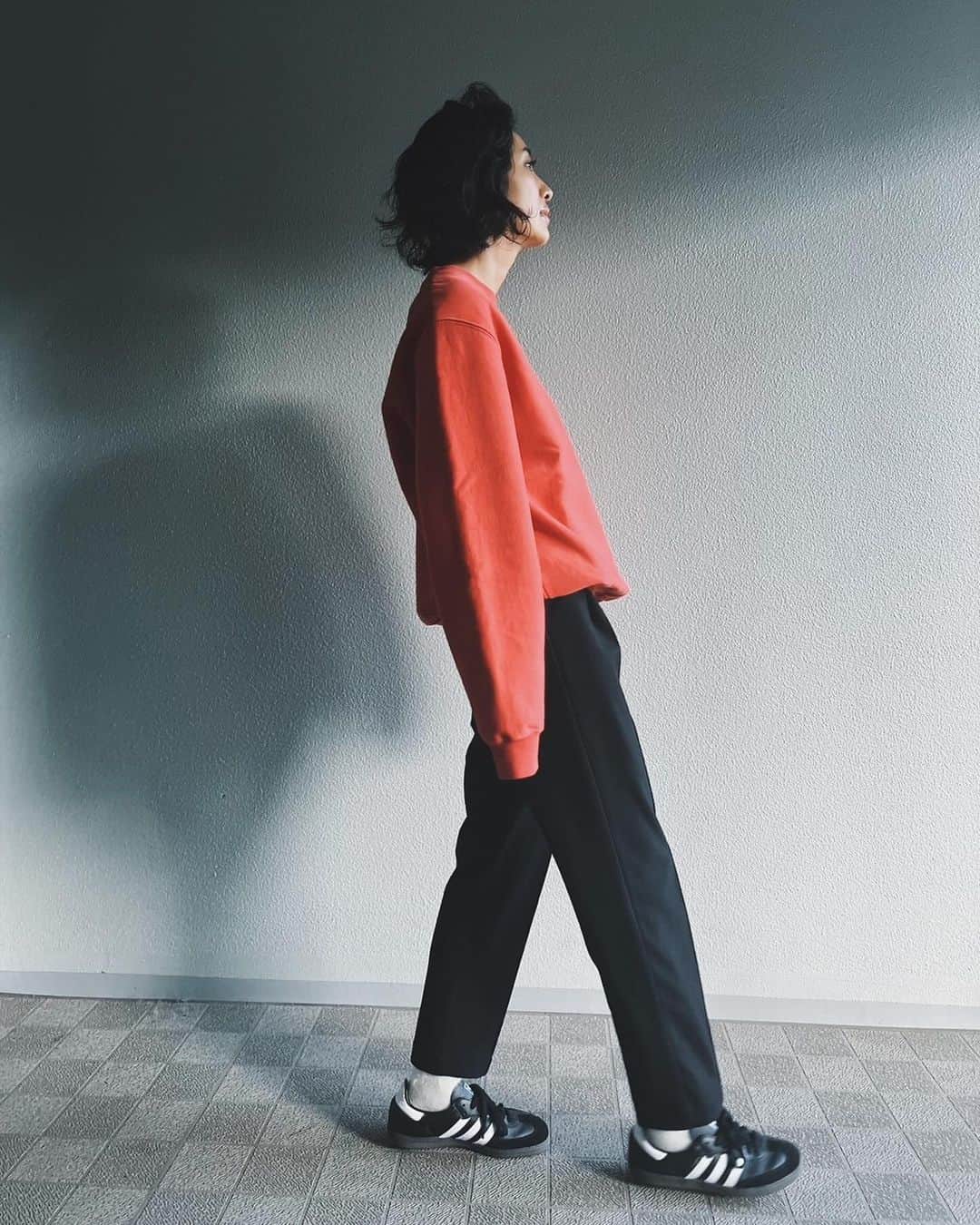 安藤沙耶香のインスタグラム：「テーパードパンツコーデ色々♡  とにかく合わせは♾️なので お好きなコーデで👌  わたしは安定のブラック履きがちだけど 相方はホワイト率高め！  たくさんリクエストいただいているのに 数をたくさんお出しできないのが とても心苦しいのですが🥹  お手に取っていただけたら嬉しいです🙇‍♀️  #nala #nala_jp #taperedpants」