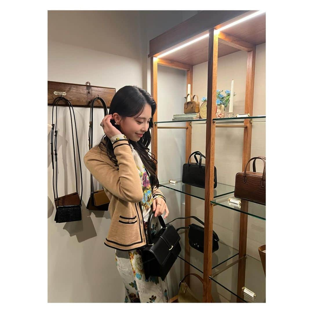 川口ゆりなさんのインスタグラム写真 - (川口ゆりなInstagram)「． ． TOUT Y EST TOKYO POPUP STORE ． どんなお洋服にも合わせやすい 上品なデザインがとっても魅力的でした♡ ． ストア内も落ち着いた雰囲気で ホリデー気分を味わえる素敵空間でしたよ…🎄 ． TOUT Y ESTのアイテムたちを直接手に取れる貴重な機会ですので、 みなさまもぜひ❄️  ポップアップの詳細は以下の通りになります☺︎ 12/2(sat)~12/22(fri)  12:00-20:00 at ZeroBase表参道 東京都港区北青山3-5-22 1F @toutyest  #toutyest #toutyest_tokyo #toutyest_popup ． 本日の素敵なお衣装👗 Tops, Skirt, Cardigan, Boots @toryburch  Earrings, Ring @e.m.__official  ． ．」12月2日 13時00分 - kawaguchi_yurina_official