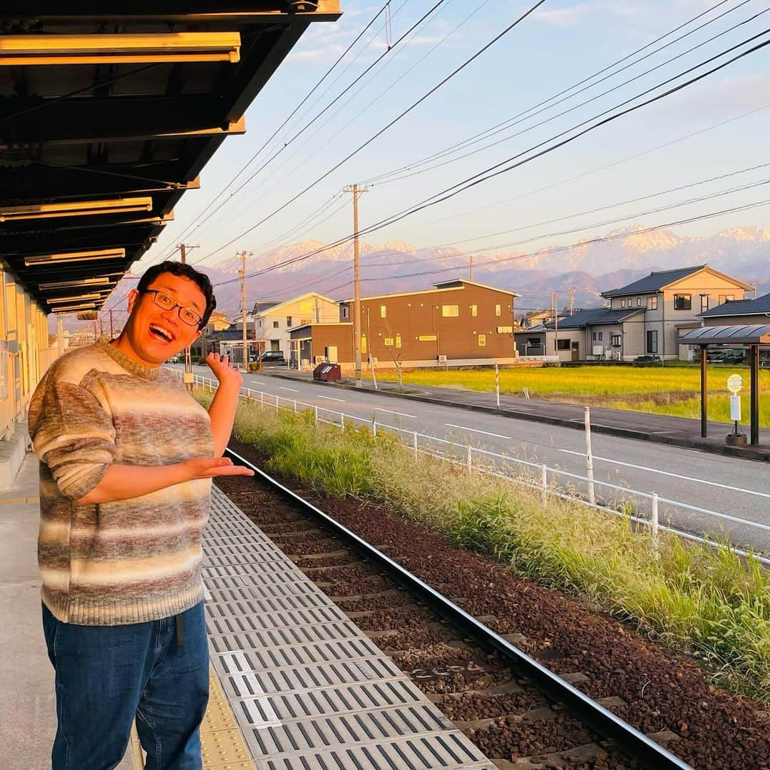 パーマ大佐さんのインスタグラム写真 - (パーマ大佐Instagram)「11/23(木・祝)は、富山県上市町の eスポーツイベントに呼んで頂きました！  前日に富山県入りできたので、 皆さんからオススメされた #雨晴海岸 の絶景を見て、 世界一綺麗な #スターバックス富山環水公園店 に行き、 富山駅前の街中華 #粋宏閣 でご飯食べました☺️  富山の方々みんな優しいし、 ご飯も美味しくて景色も綺麗でずっといたくなりました😂  お越し頂いた皆さんありがとうございました🙇‍♂️  #パーマ大佐  #富山県  #上市町  #太鼓の達人  #チューリップテレビ」12月2日 13時16分 - pa_mataisa