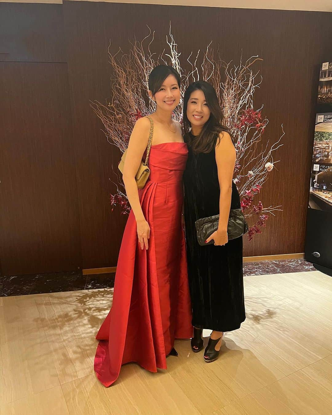 藤本恵理子さんのインスタグラム写真 - (藤本恵理子Instagram)「I went to mydaughter’s school gala party!! I don’t put make up on most of the day, but I feel sometimes I need to wear dress, high heels and to put the make up on!!  久しぶりの更新になりました。 毎日バタバタしながらも元気にやっています。  娘の学校のチャリティーガラパーティーへ行ってきました。  この日着たドレスは赤に見えますがピンク。 いつもは日焼け止めとスニーカーで走りまわっていますが、きちんとメイクしてドレスアップすると、これまた背筋がのびますね。  あっという間に12月。 笑顔多き1か月を💖  #nightout #party #dress #ootd #fashion #chanel #solacelondon #jimmychoo #パーティー　#パーティースタイル #ファッション」12月2日 13時12分 - eriko_fujimoto_0802