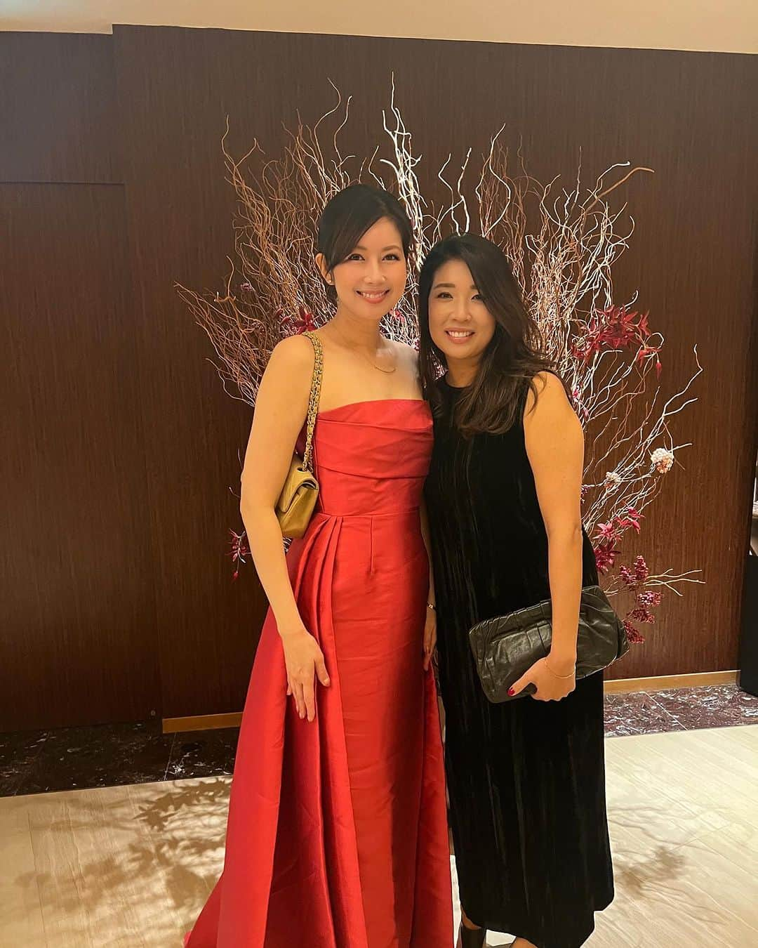 藤本恵理子のインスタグラム：「I went to mydaughter’s school gala party!! I don’t put make up on most of the day, but I feel sometimes I need to wear dress, high heels and to put the make up on!!  久しぶりの更新になりました。 毎日バタバタしながらも元気にやっています。  娘の学校のチャリティーガラパーティーへ行ってきました。  この日着たドレスは赤に見えますがピンク。 いつもは日焼け止めとスニーカーで走りまわっていますが、きちんとメイクしてドレスアップすると、これまた背筋がのびますね。  あっという間に12月。 笑顔多き1か月を💖  #nightout #party #dress #ootd #fashion #chanel #solacelondon #jimmychoo #パーティー　#パーティースタイル #ファッション」