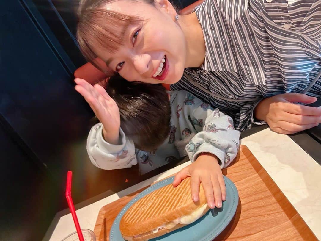 保田圭のインスタグラム：「少し前の写真ですが…  家族でホテルに宿泊して カフェで朝食食べてる時の写真💓  息子に『写真一緒に撮ろ〜🥰』って言ったら 拒否されました。笑  塩対応な5歳児🤣🤣🤣  @pontenuovocafe_jp  @keikyuexinn.higashiginza」
